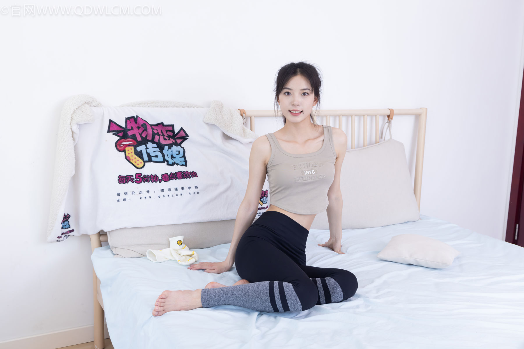 物恋传媒 No.2490 茯苓 - 长靴、白棉袜、裸足/(180P)