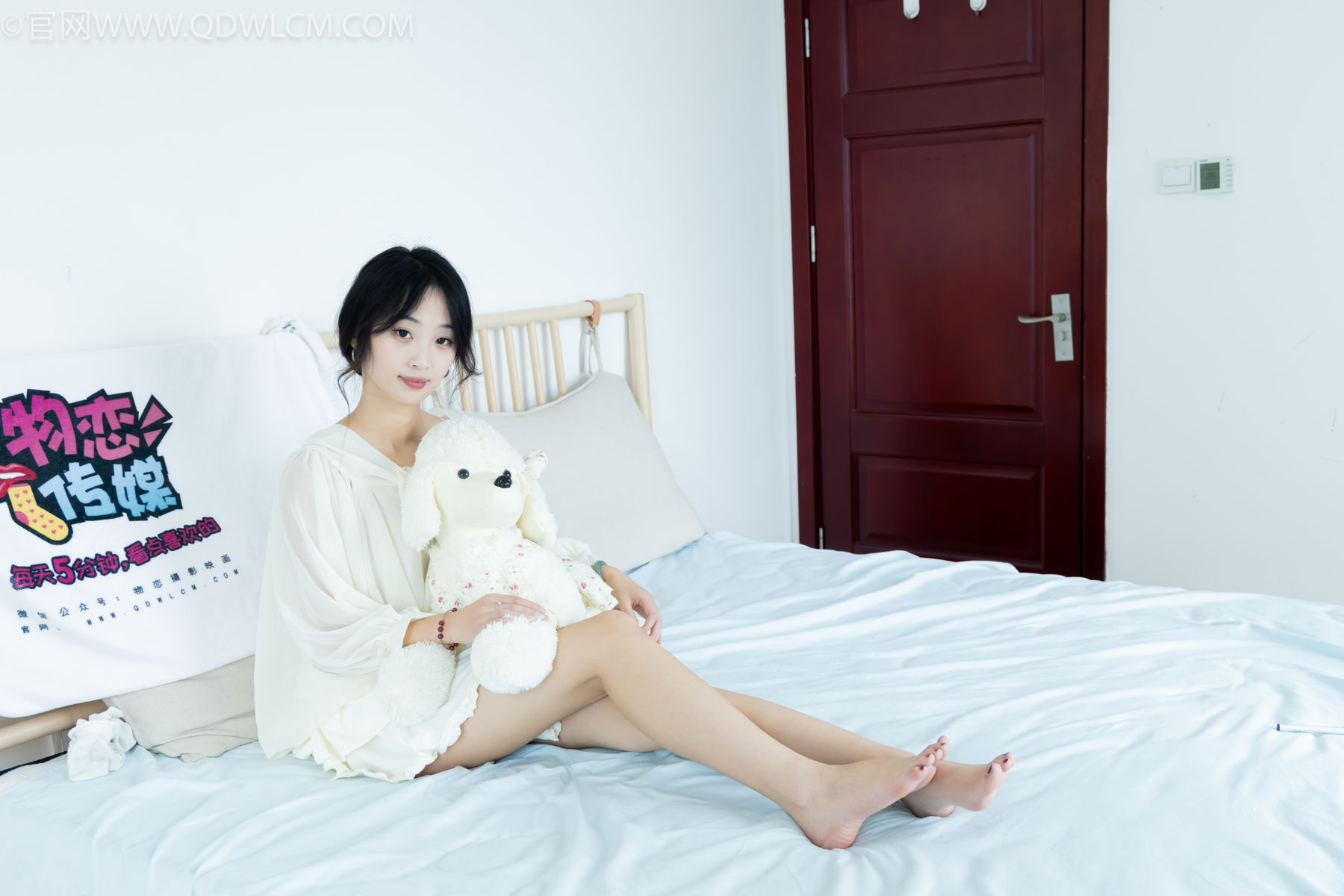 物恋传媒 No.2489 南南 - 板鞋、白棉袜、裸足/(150P)