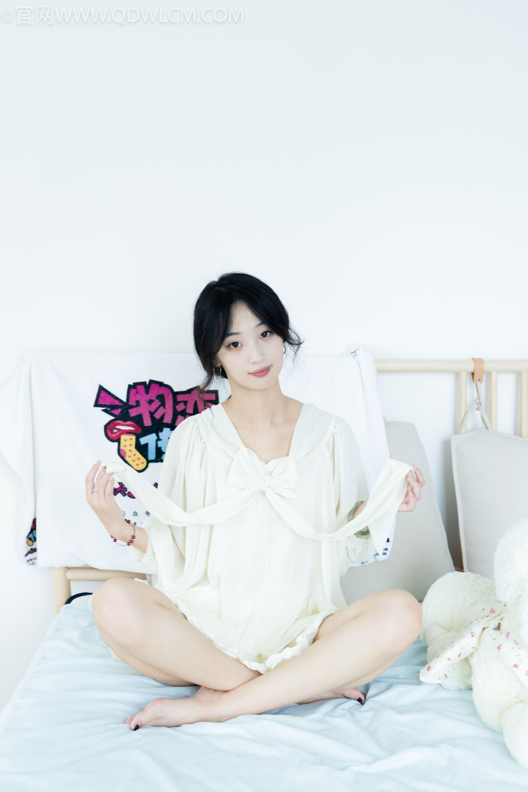 物恋传媒 No.2489 南南 - 板鞋、白棉袜、裸足/(150P)