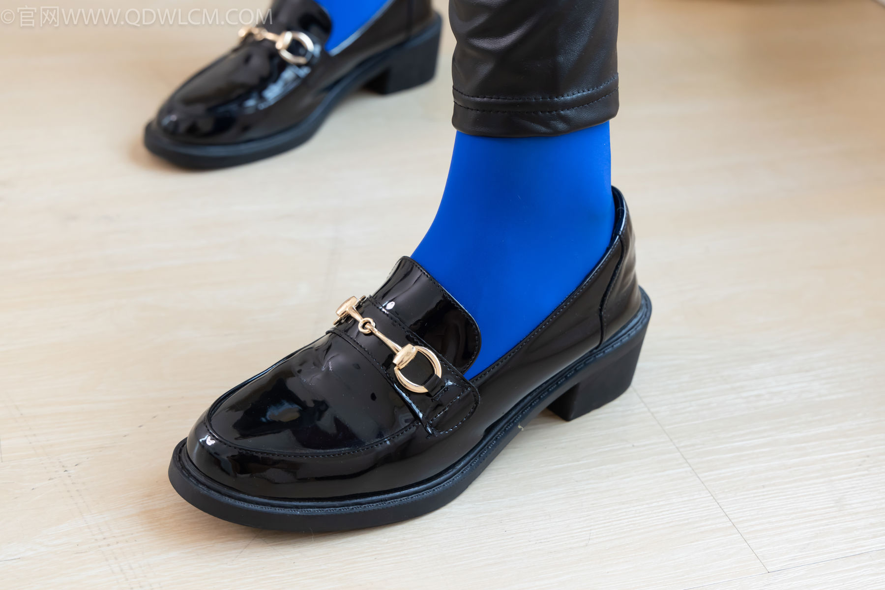 物恋传媒 No.2491 泡泡 - 皮鞋、薄蓝丝、皮裤裤里丝/(190P)