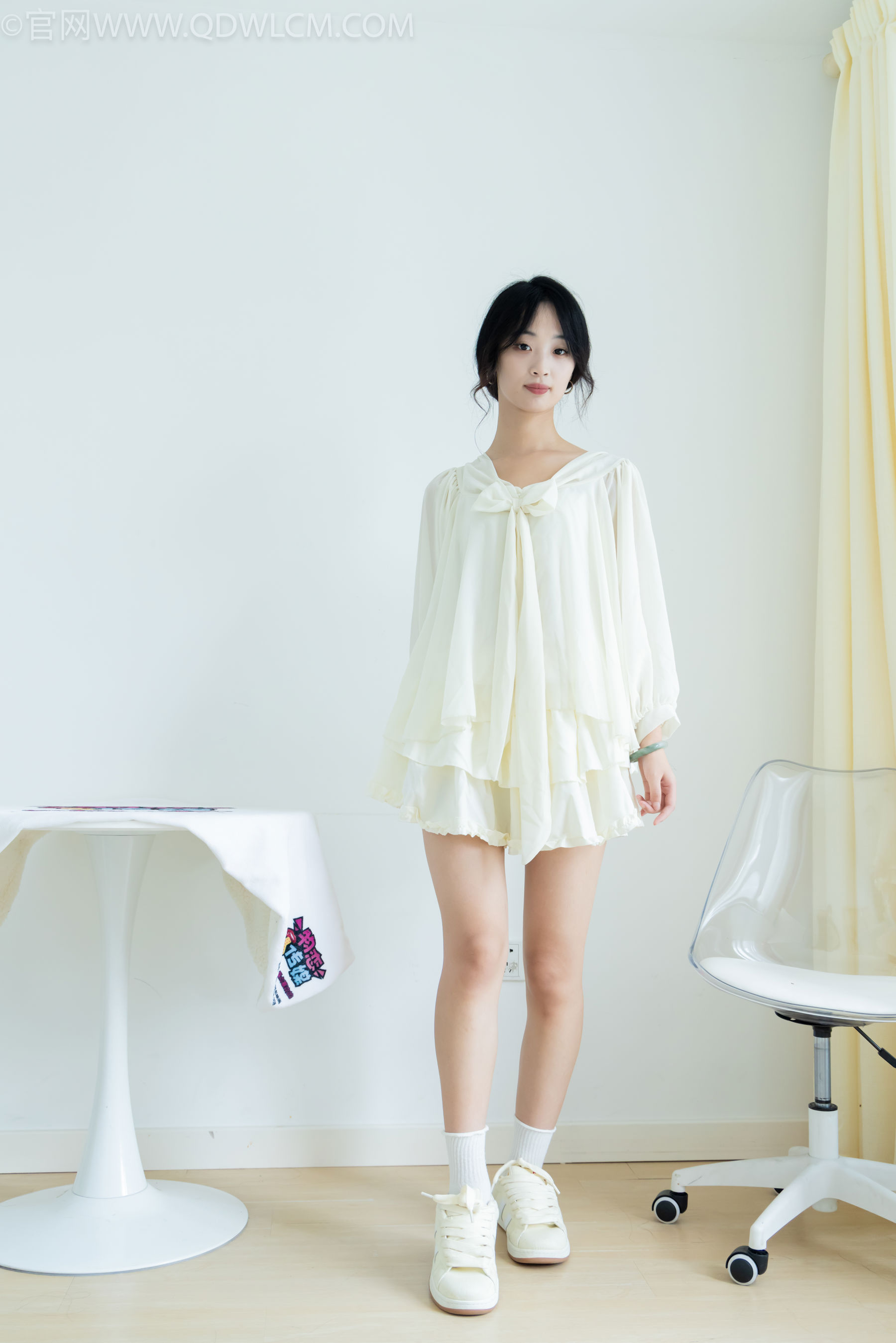 物恋传媒 No.2489 南南 - 板鞋、白棉袜、裸足/(150P)