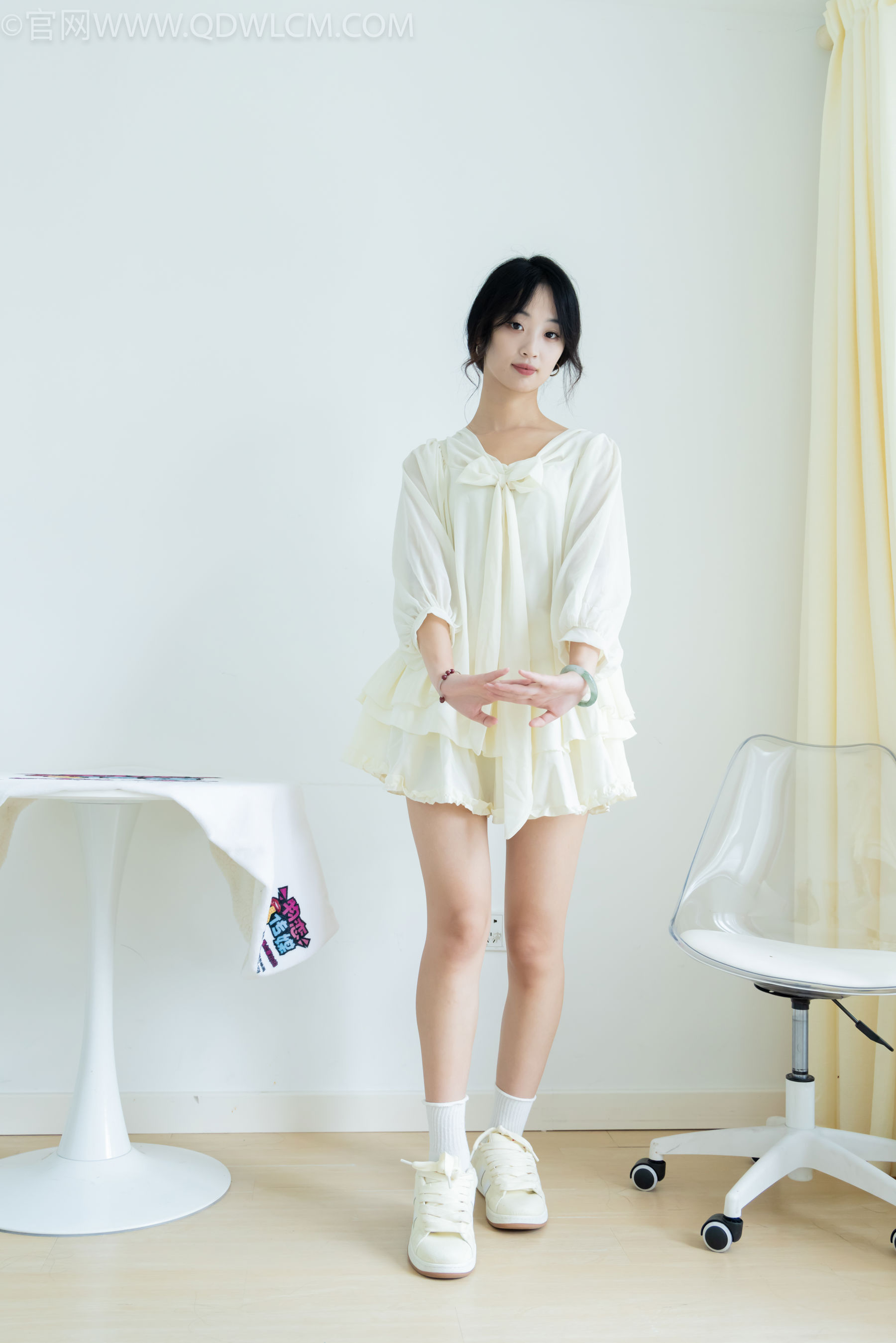 物恋传媒 No.2489 南南 - 板鞋、白棉袜、裸足/(150P)