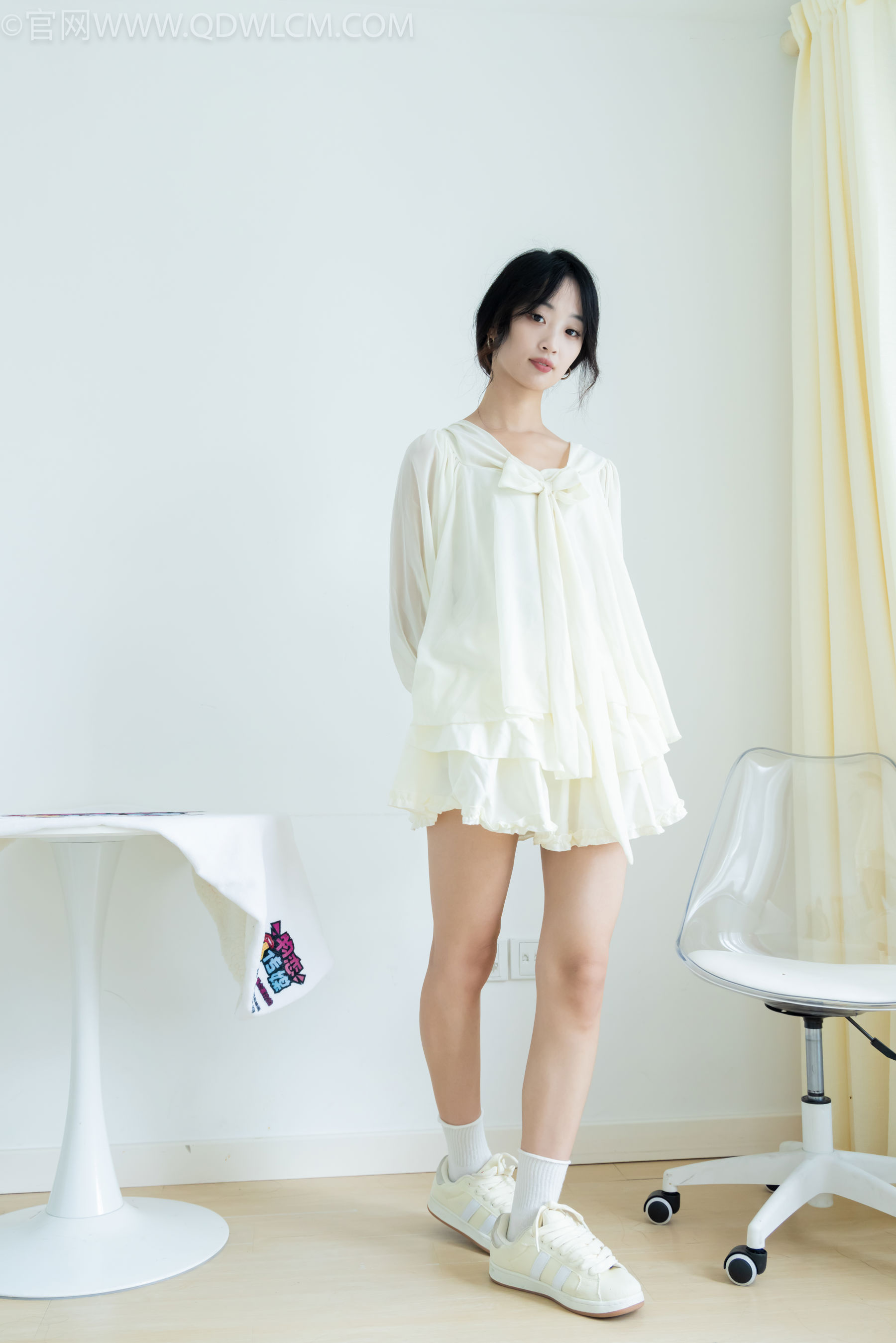 物恋传媒 No.2489 南南 - 板鞋、白棉袜、裸足/(150P)