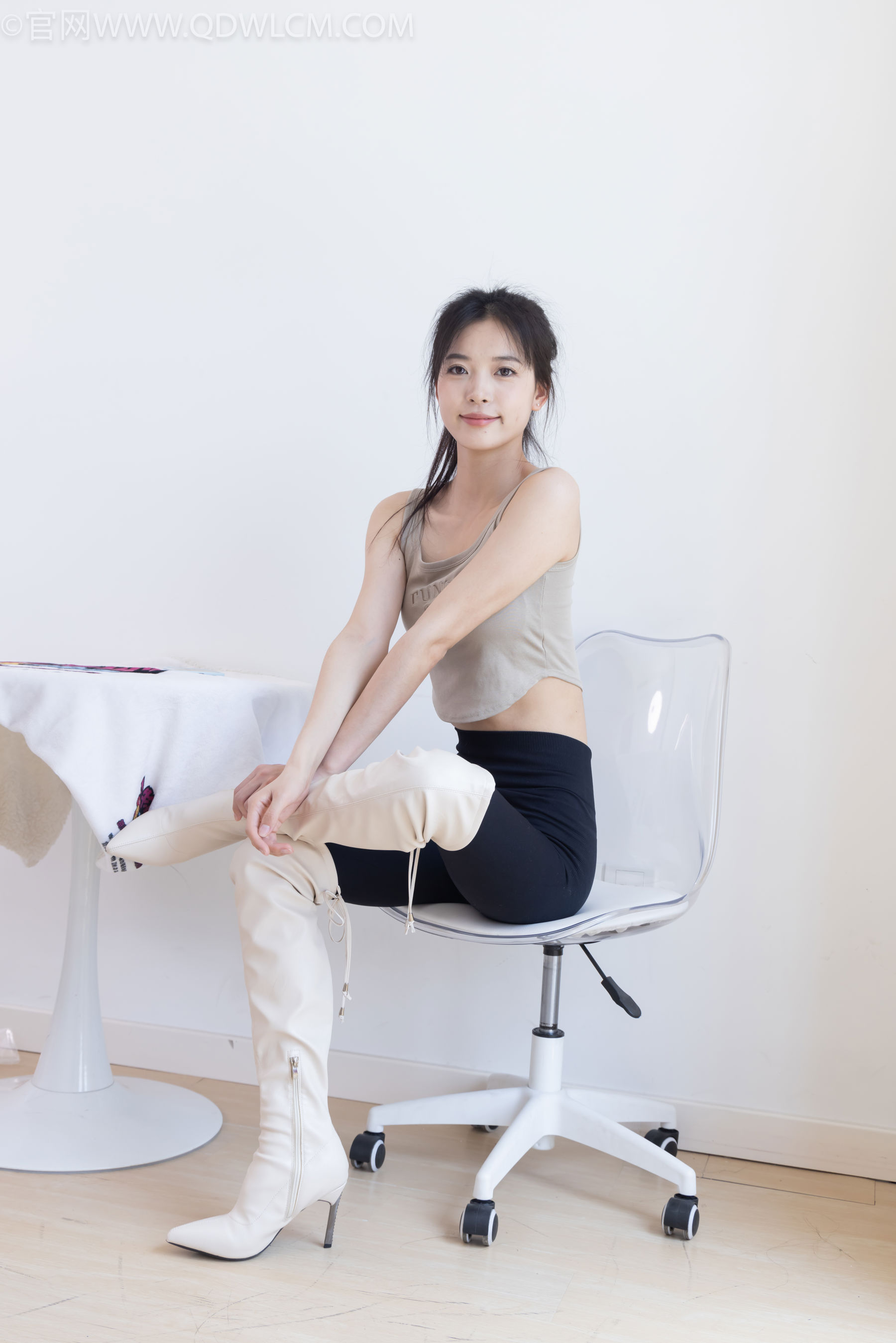 物恋传媒 No.2490 茯苓 - 长靴、白棉袜、裸足/(180P)