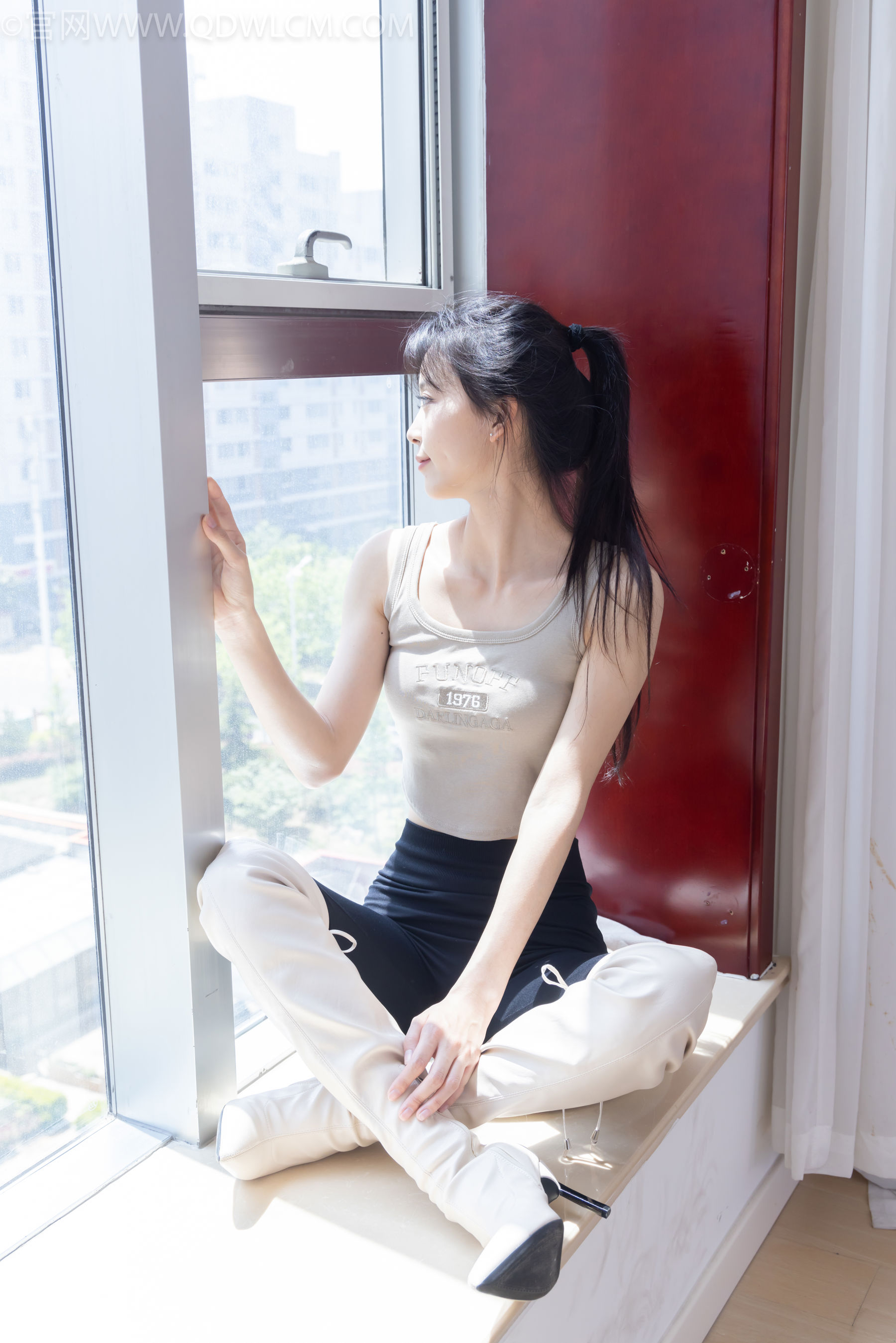 物恋传媒 No.2490 茯苓 - 长靴、白棉袜、裸足/(180P)