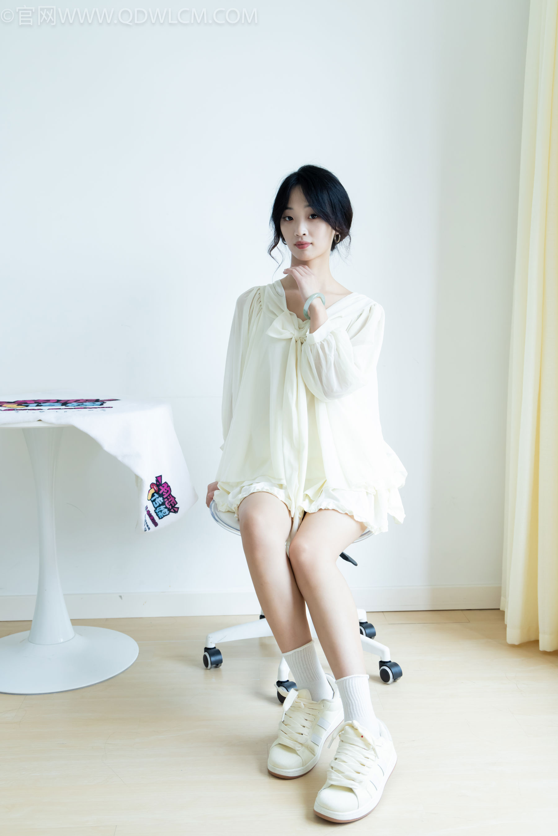 物恋传媒 No.2489 南南 - 板鞋、白棉袜、裸足/(150P)