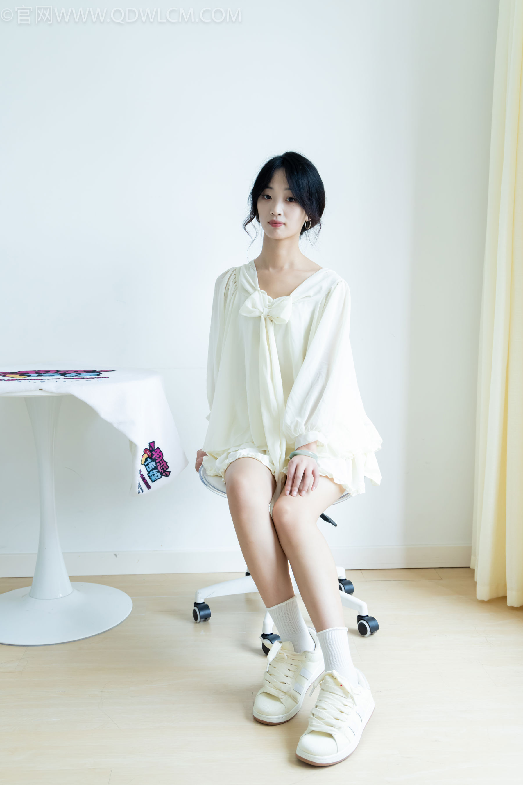 物恋传媒 No.2489 南南 - 板鞋、白棉袜、裸足/(150P)