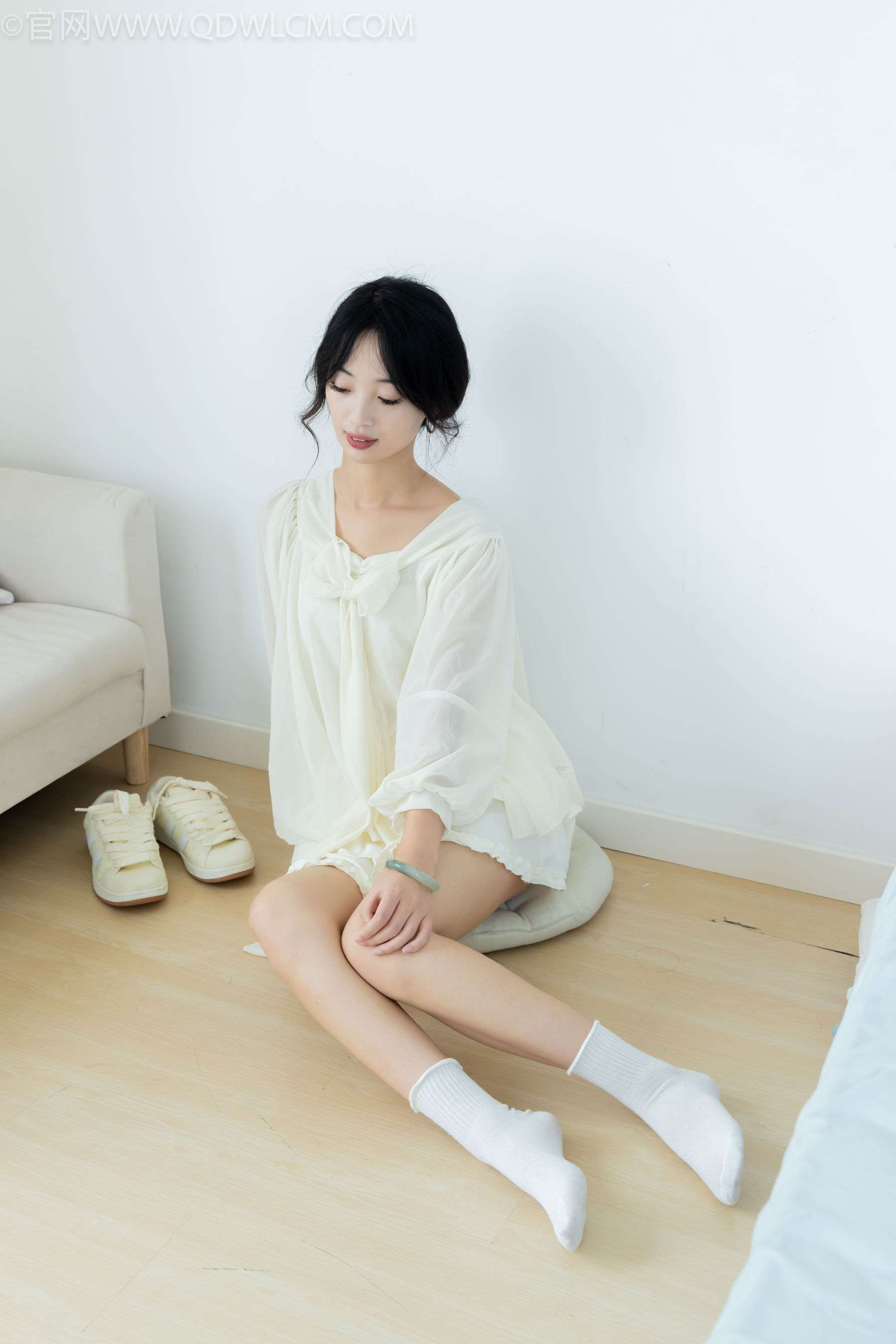 物恋传媒 No.2489 南南 - 板鞋、白棉袜、裸足/(150P)