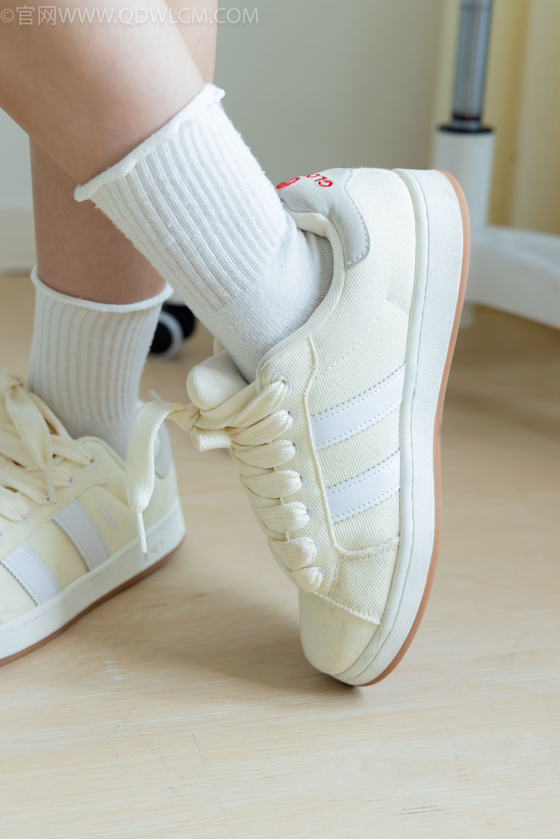 物恋传媒 No.2489 南南 - 板鞋、白棉袜、裸足/(150P)