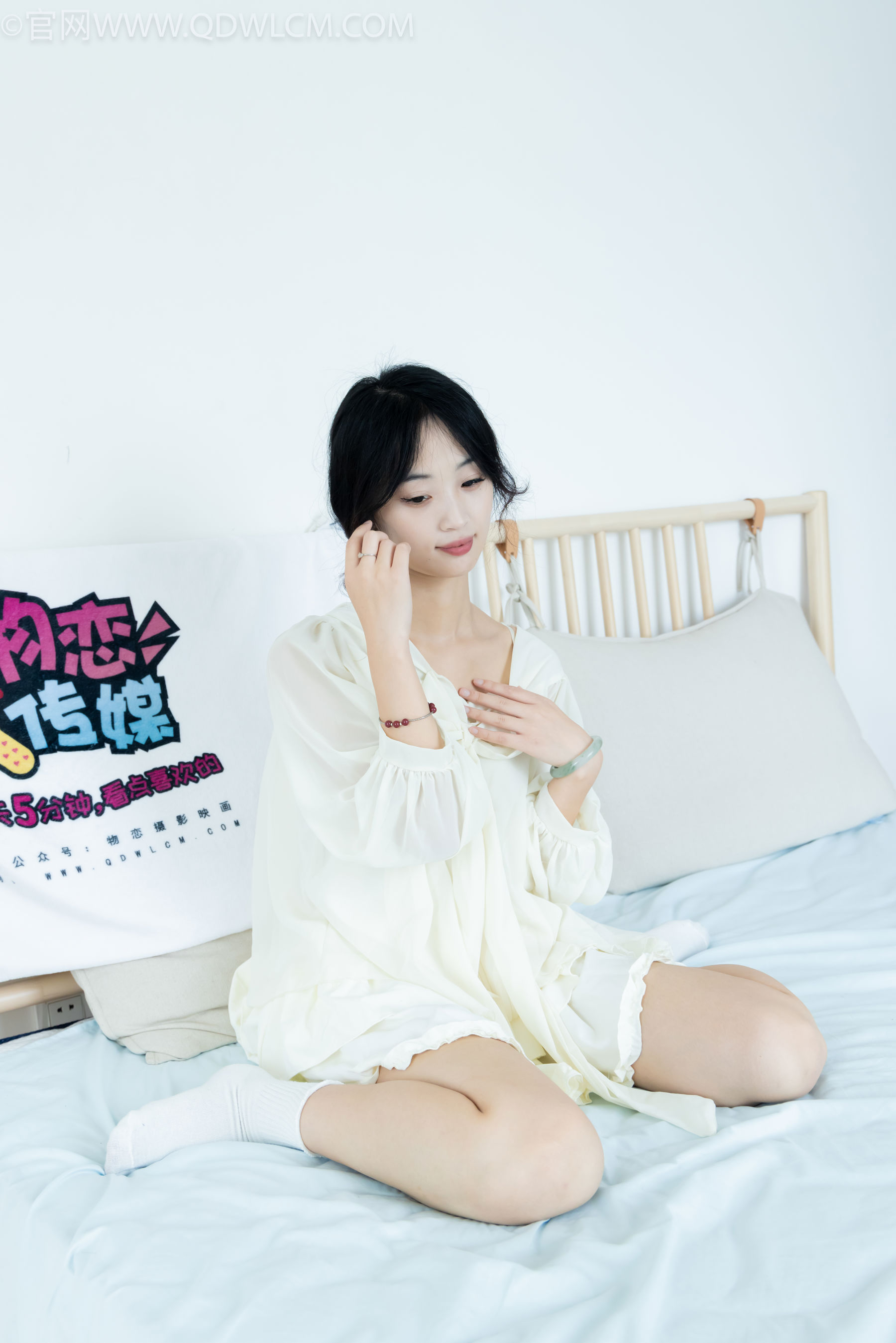 物恋传媒 No.2489 南南 - 板鞋、白棉袜、裸足/(150P)