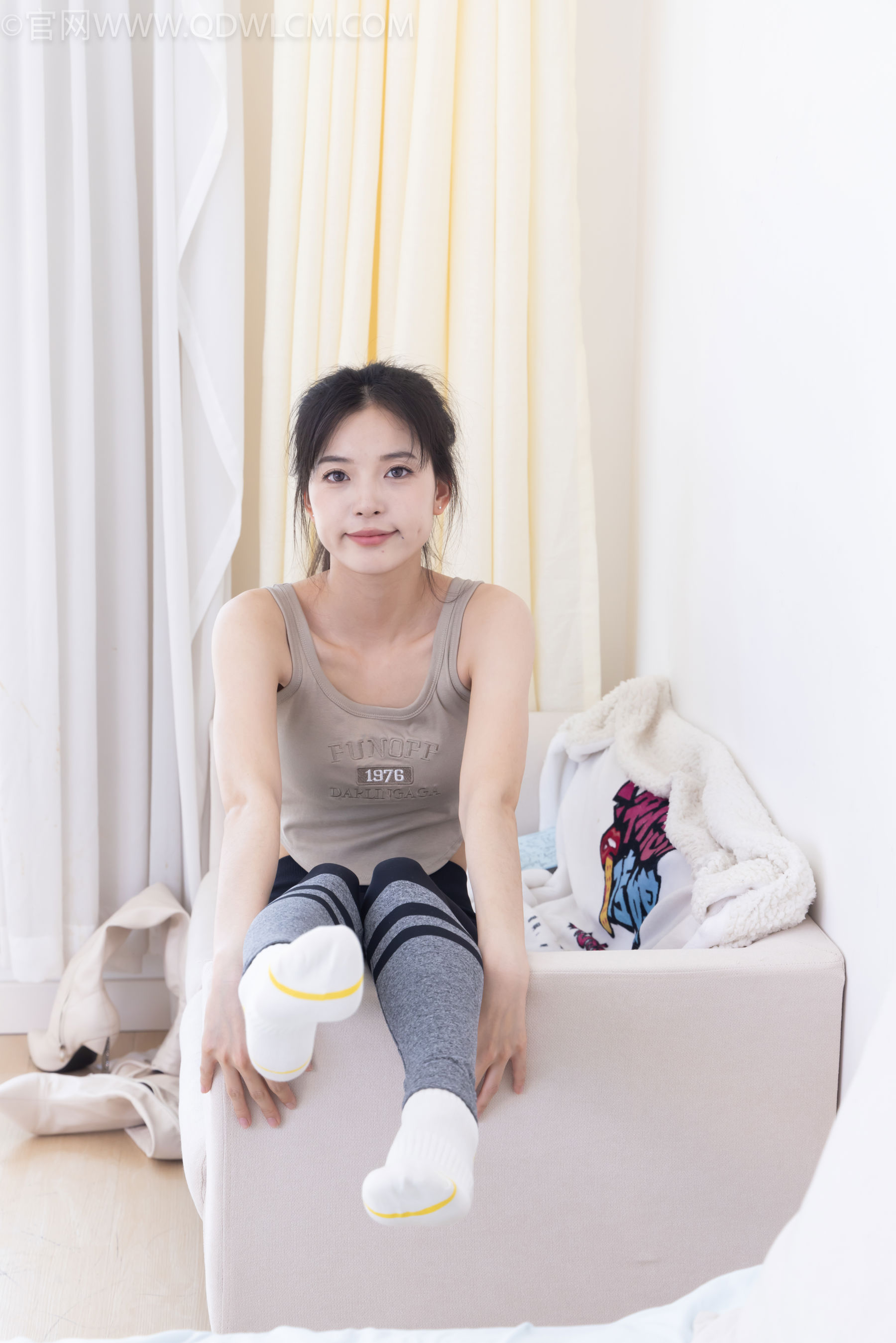 物恋传媒 No.2490 茯苓 - 长靴、白棉袜、裸足/(180P)