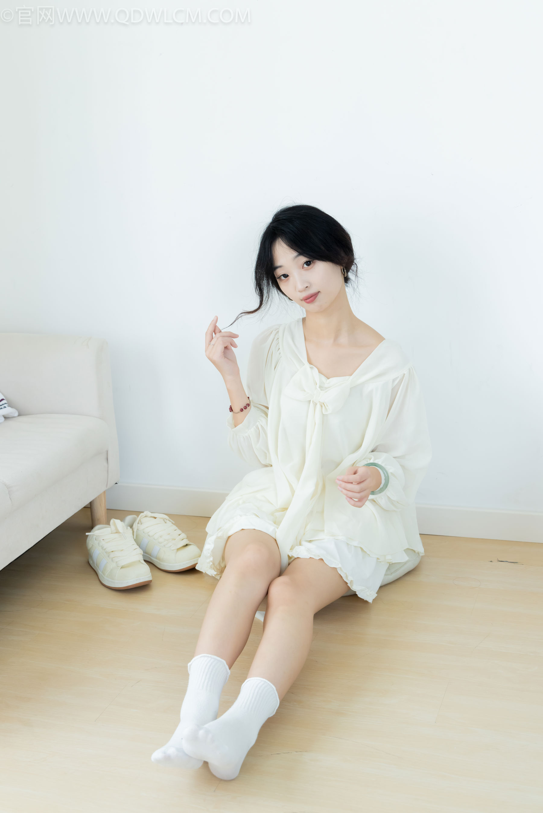 物恋传媒 No.2489 南南 - 板鞋、白棉袜、裸足/(150P)