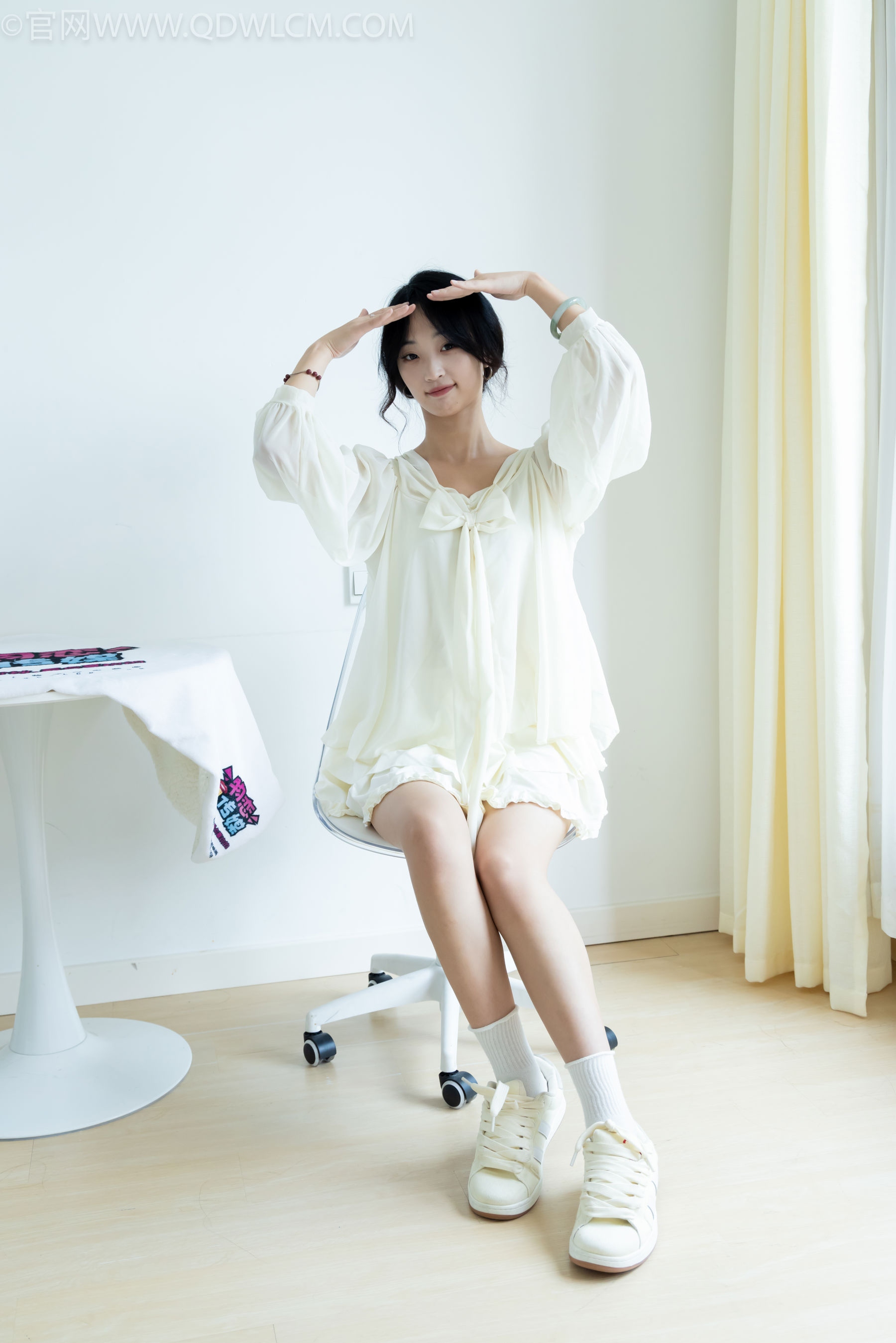 物恋传媒 No.2489 南南 - 板鞋、白棉袜、裸足/(150P)