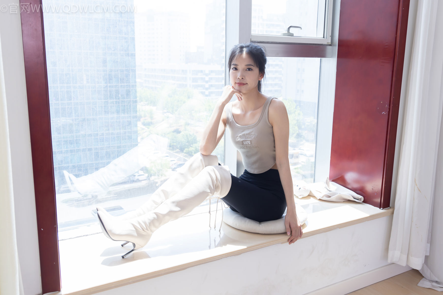 物恋传媒 No.2490 茯苓 - 长靴、白棉袜、裸足/(180P)