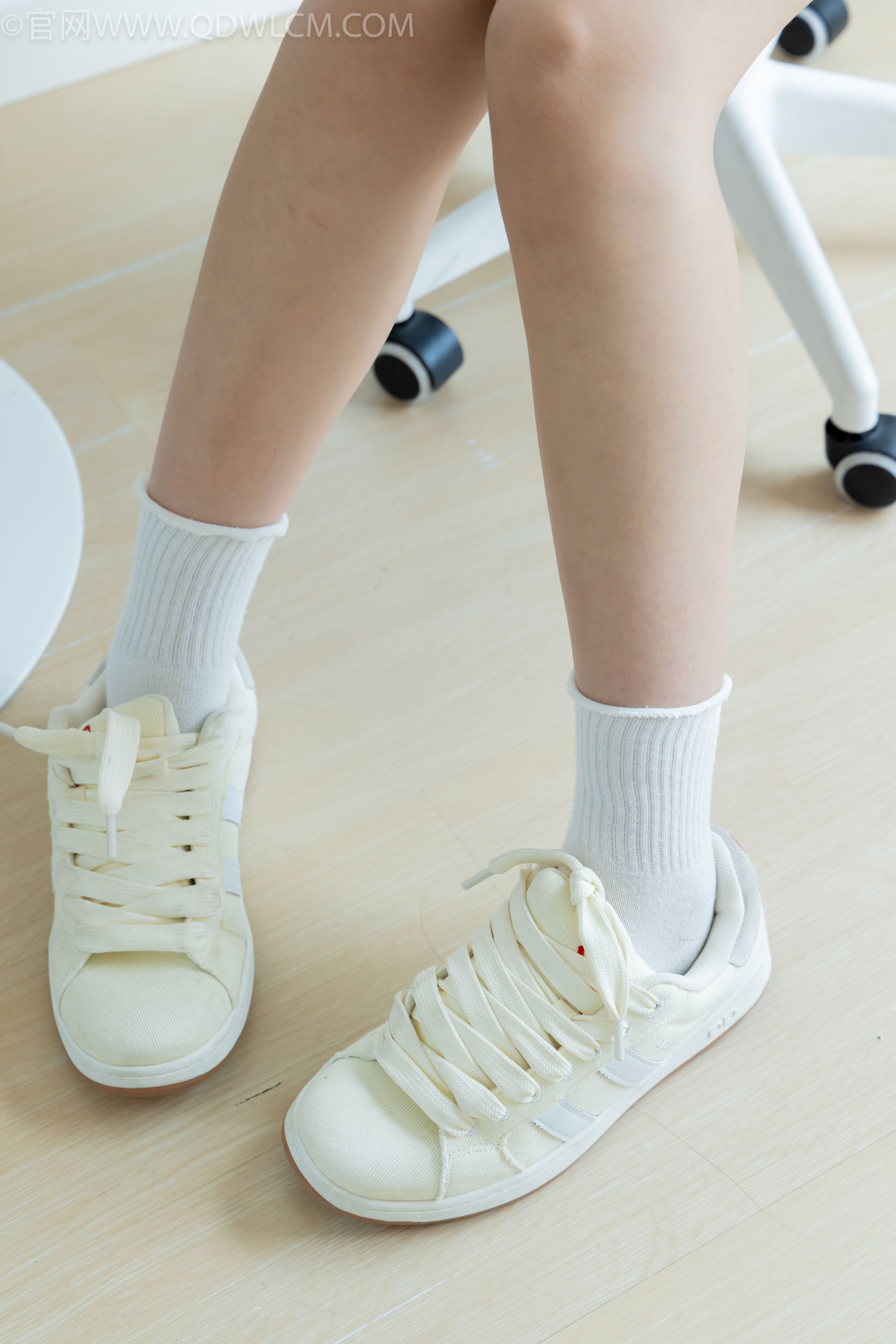 物恋传媒 No.2489 南南 - 板鞋、白棉袜、裸足/(150P)