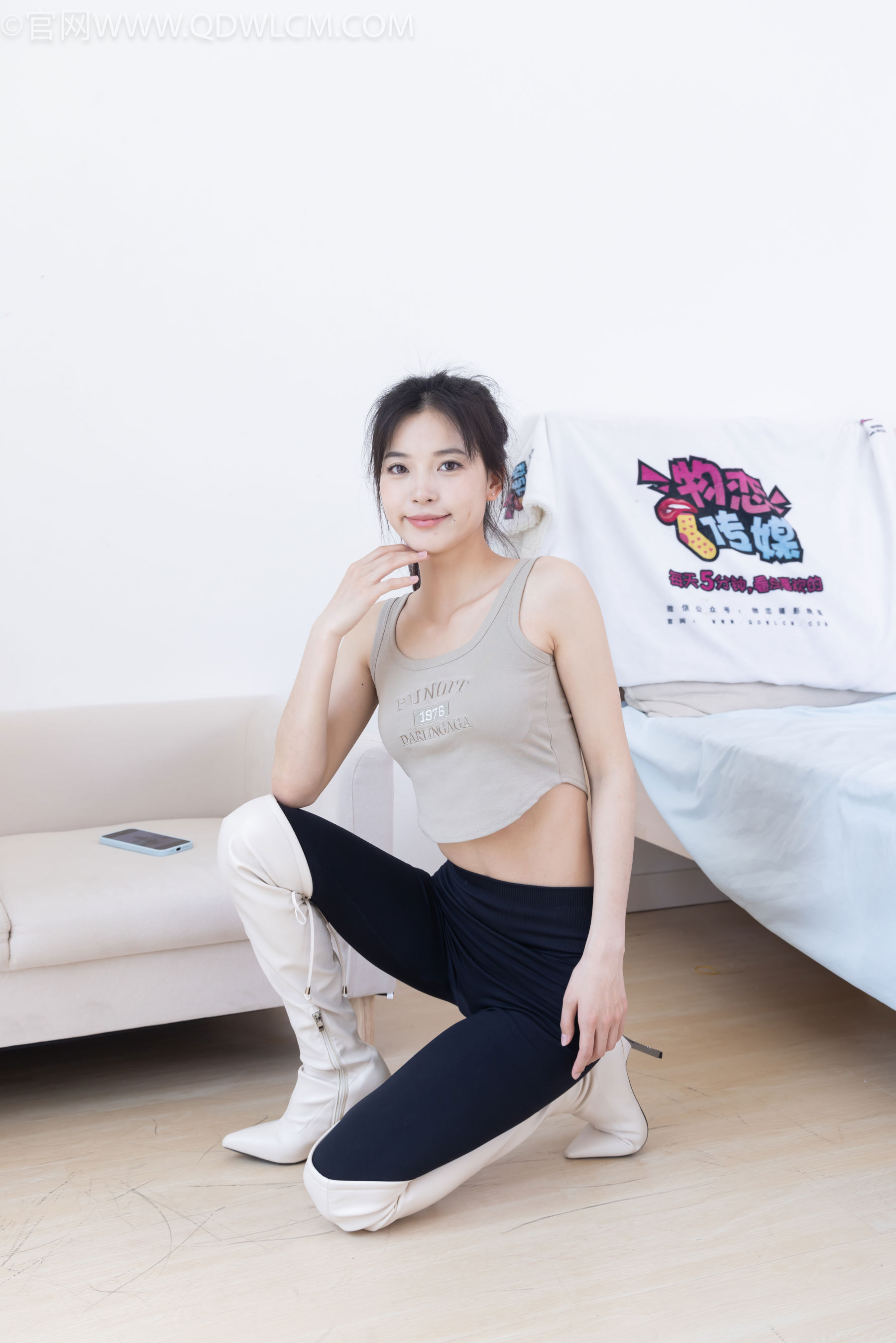 物恋传媒 No.2490 茯苓 - 长靴、白棉袜、裸足/(180P)