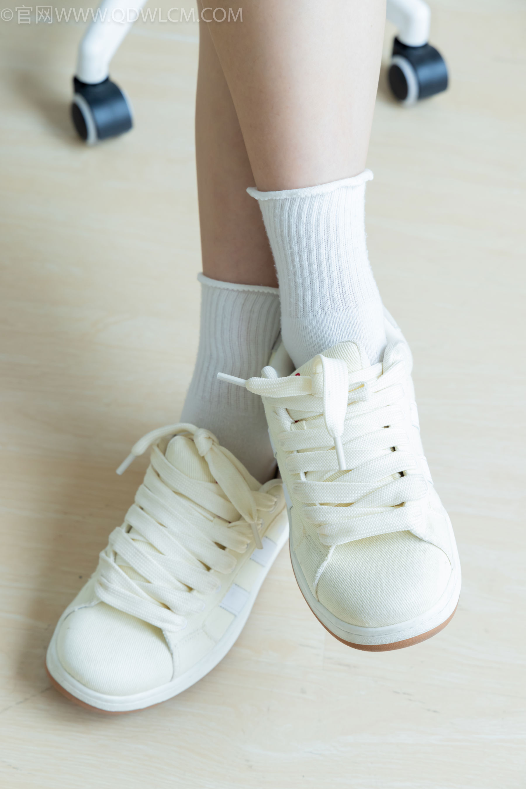 物恋传媒 No.2489 南南 - 板鞋、白棉袜、裸足/(150P)