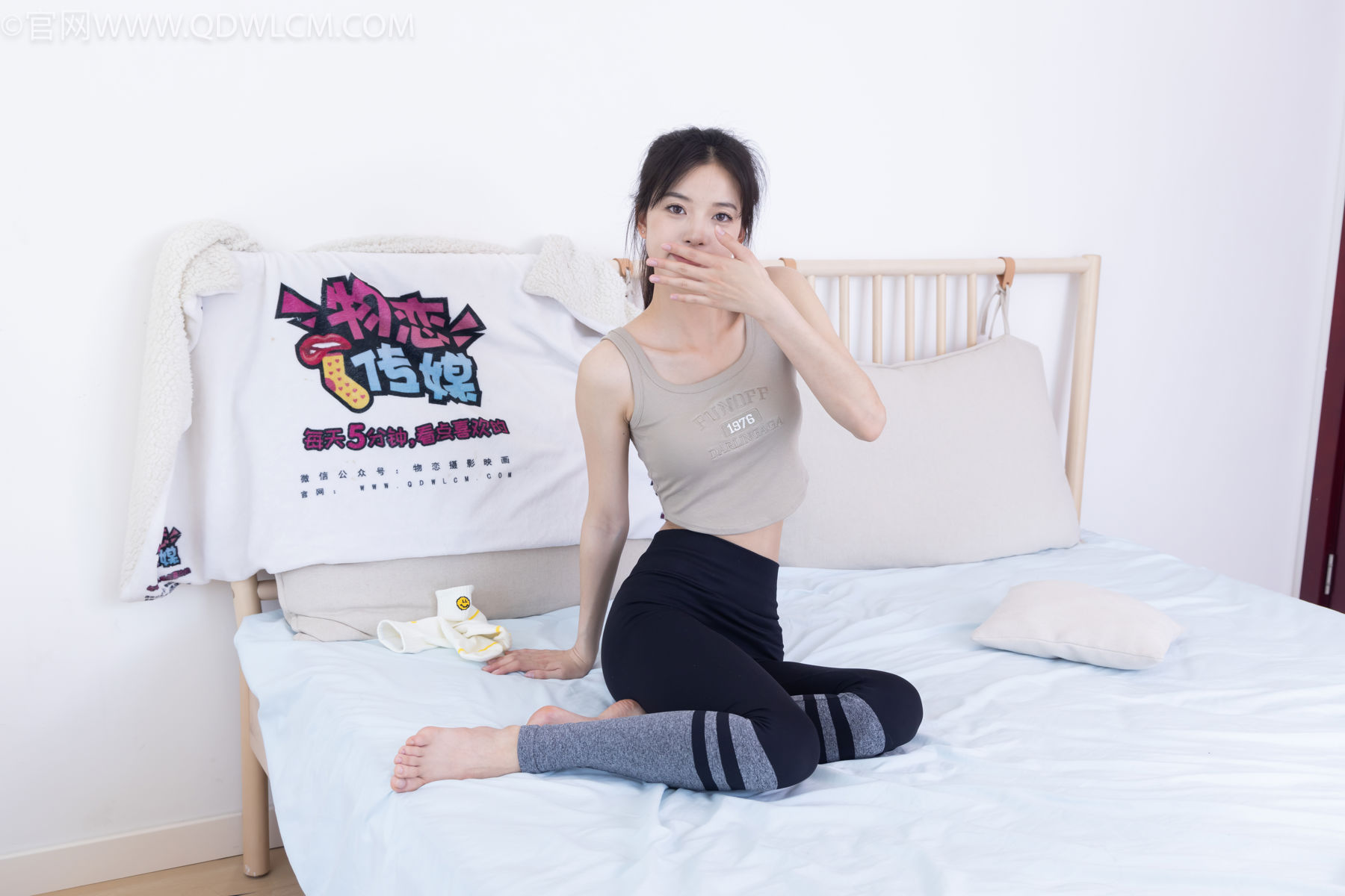 物恋传媒 No.2490 茯苓 - 长靴、白棉袜、裸足/(180P)