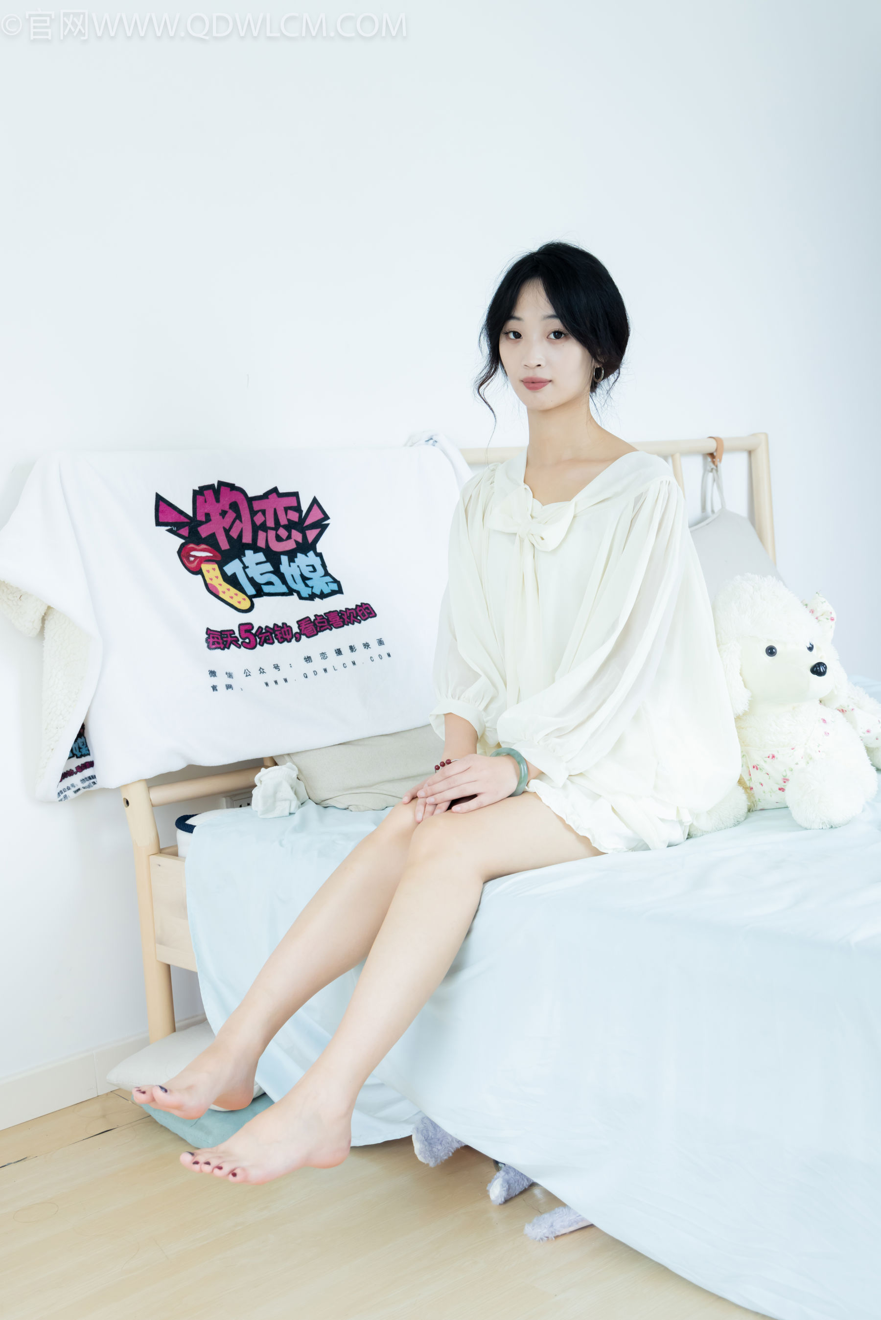 物恋传媒 No.2489 南南 - 板鞋、白棉袜、裸足/(150P)