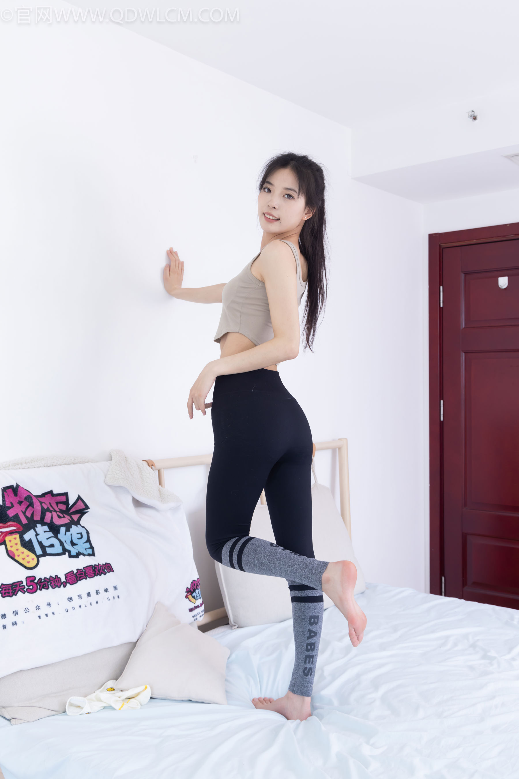 物恋传媒 No.2490 茯苓 - 长靴、白棉袜、裸足/(180P)