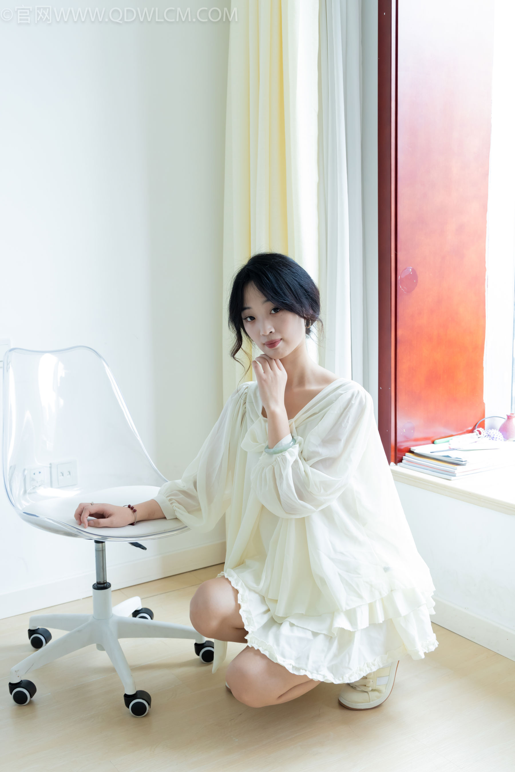 物恋传媒 No.2489 南南 - 板鞋、白棉袜、裸足/(150P)