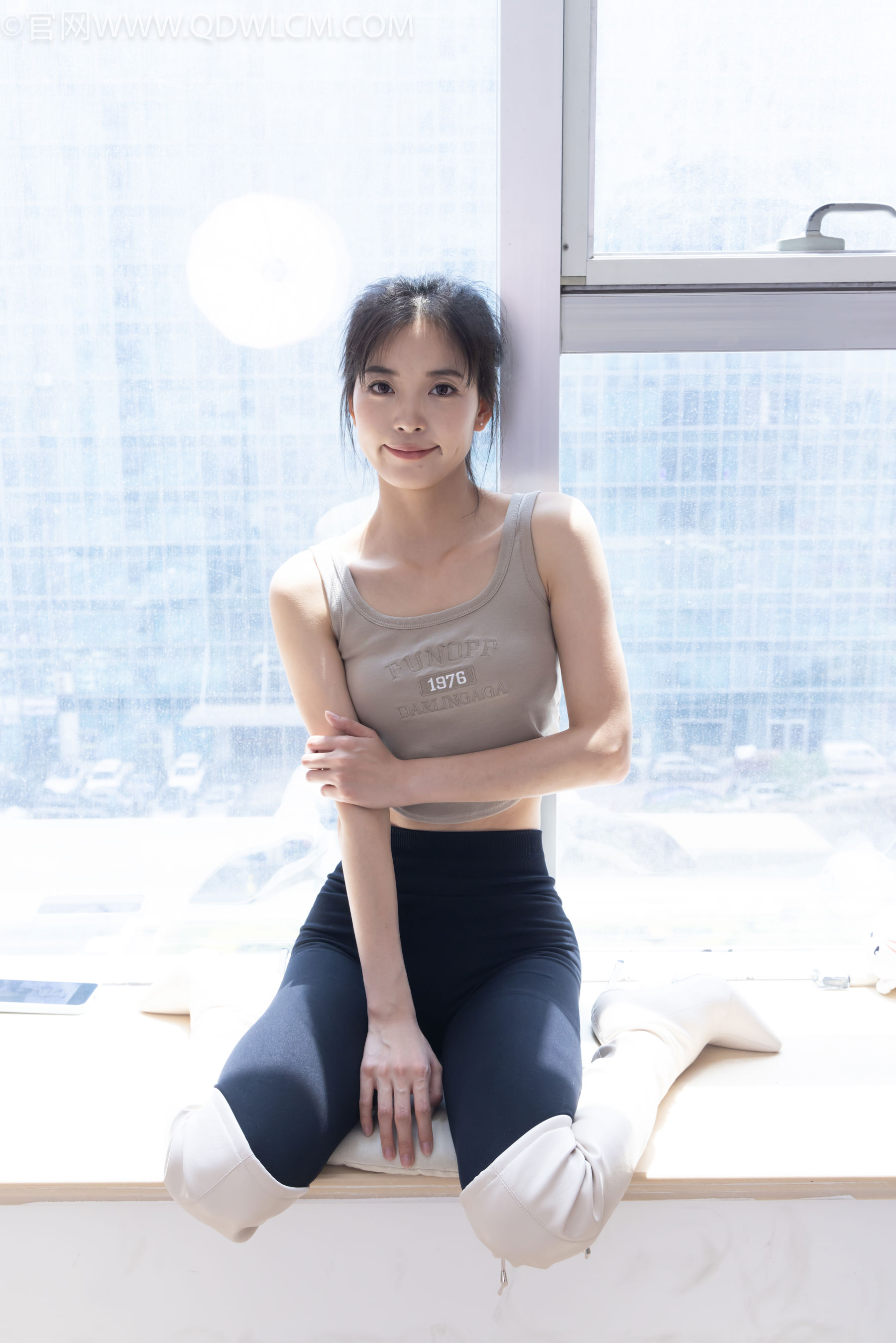 物恋传媒 No.2490 茯苓 - 长靴、白棉袜、裸足/(180P)