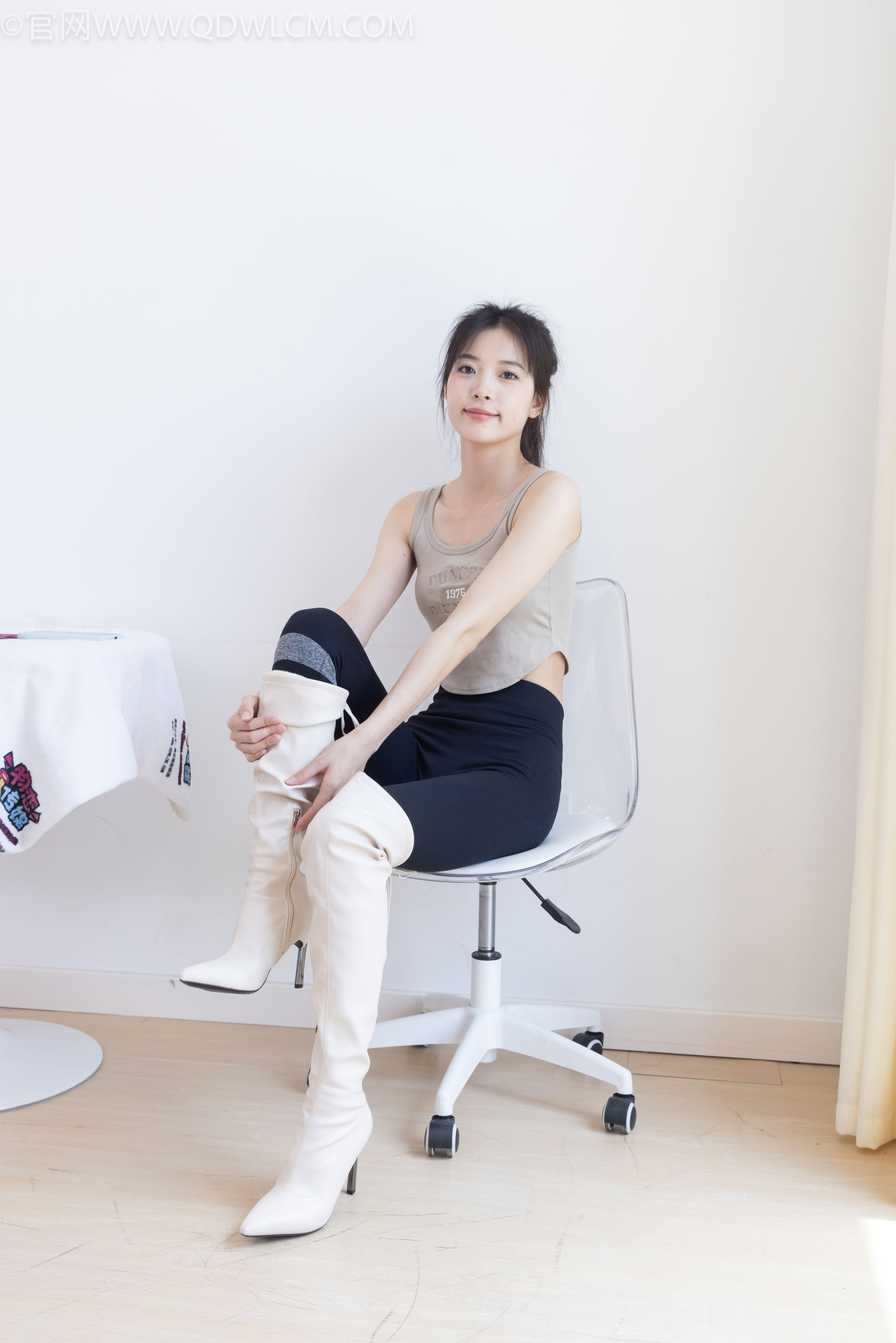 物恋传媒 No.2490 茯苓 - 长靴、白棉袜、裸足/(180P)