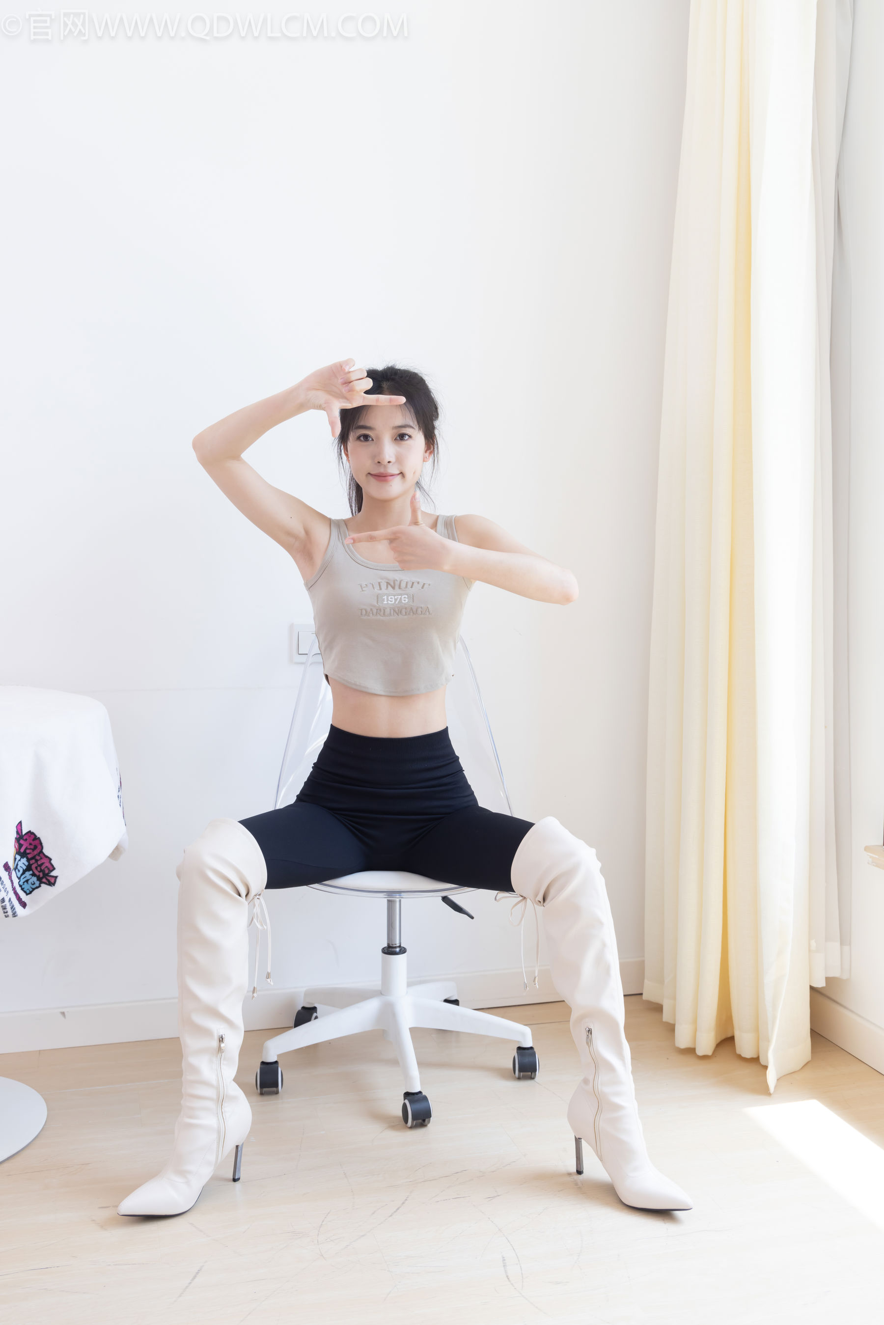 物恋传媒 No.2490 茯苓 - 长靴、白棉袜、裸足/(180P)