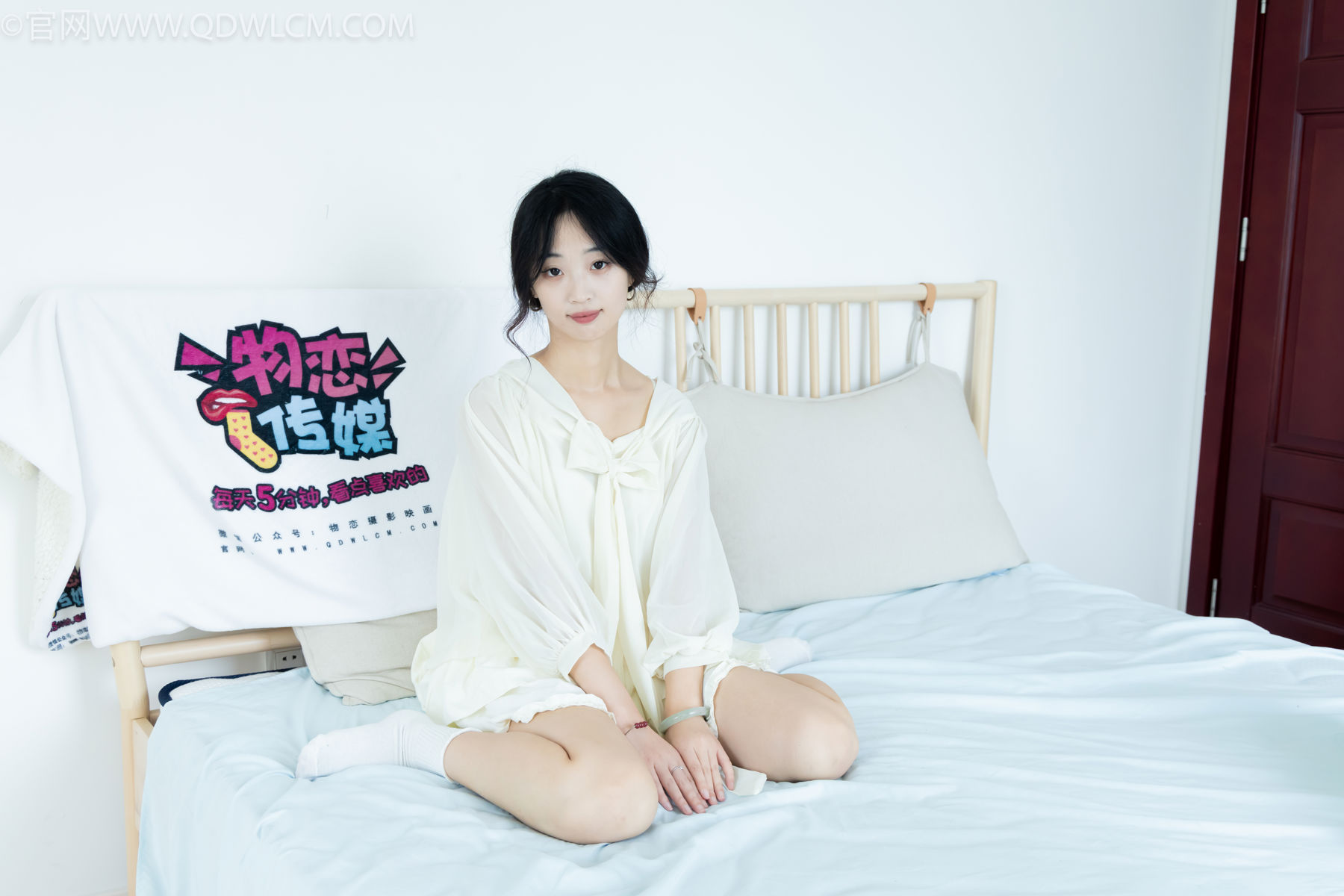 物恋传媒 No.2489 南南 - 板鞋、白棉袜、裸足/(150P)