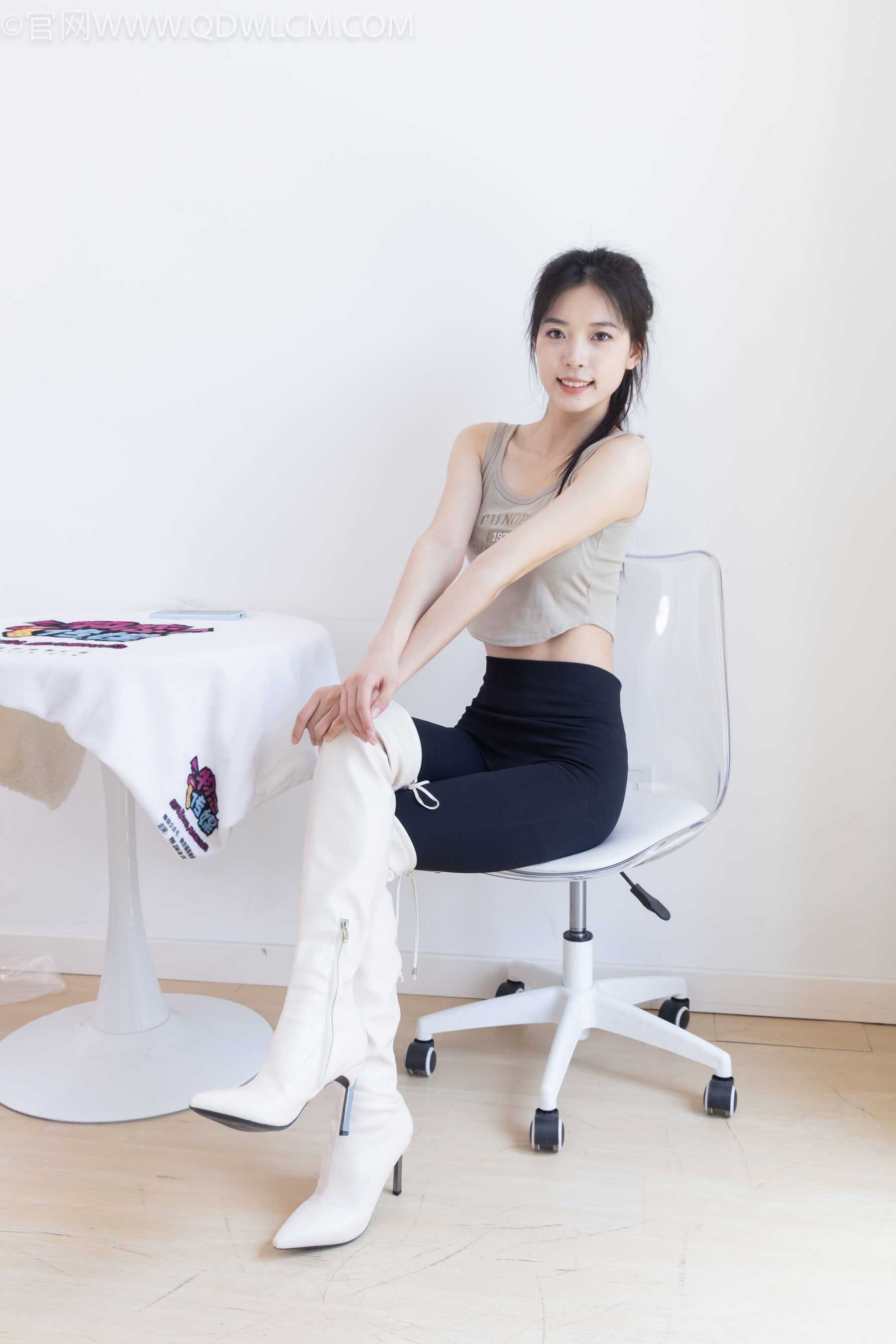 物恋传媒 No.2490 茯苓 - 长靴、白棉袜、裸足/(180P)