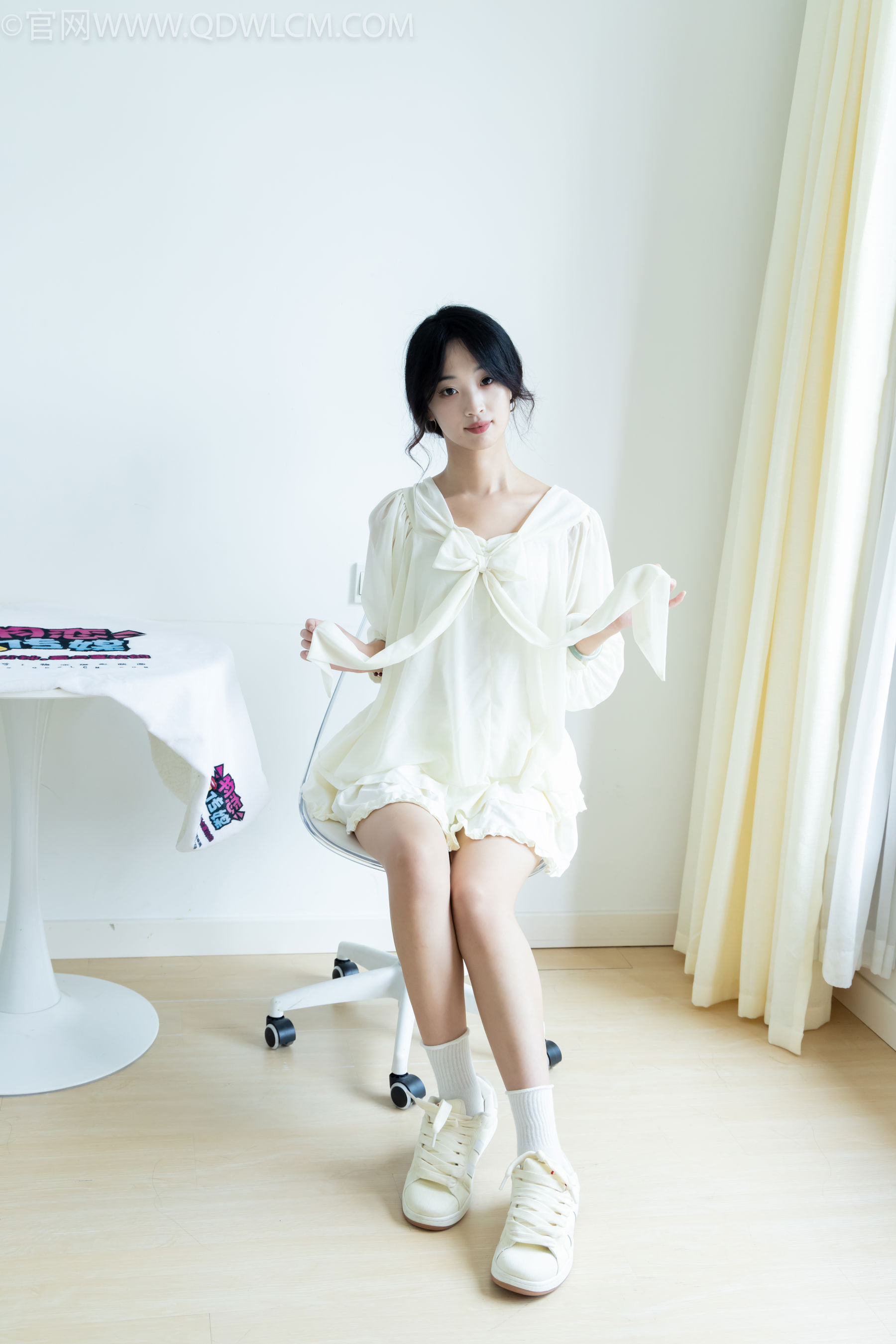 物恋传媒 No.2489 南南 - 板鞋、白棉袜、裸足/(150P)