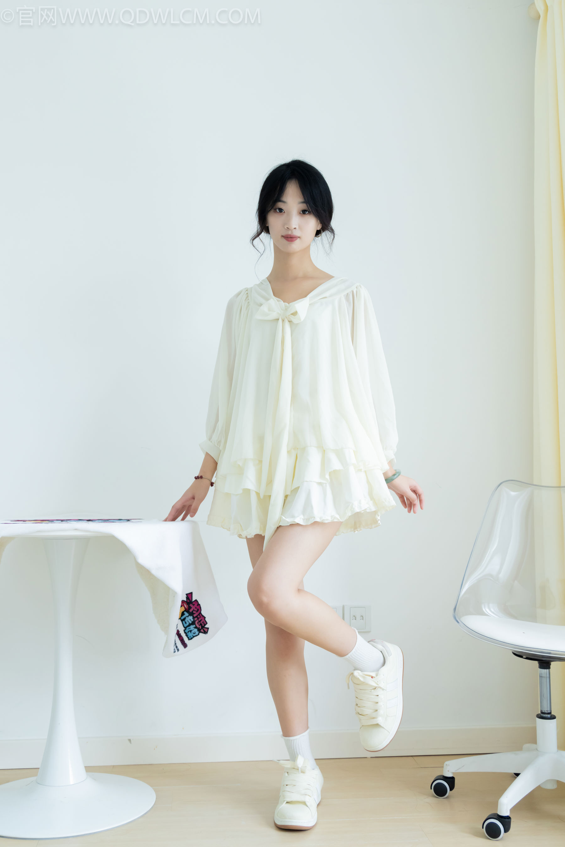 物恋传媒 No.2489 南南 - 板鞋、白棉袜、裸足/(150P)