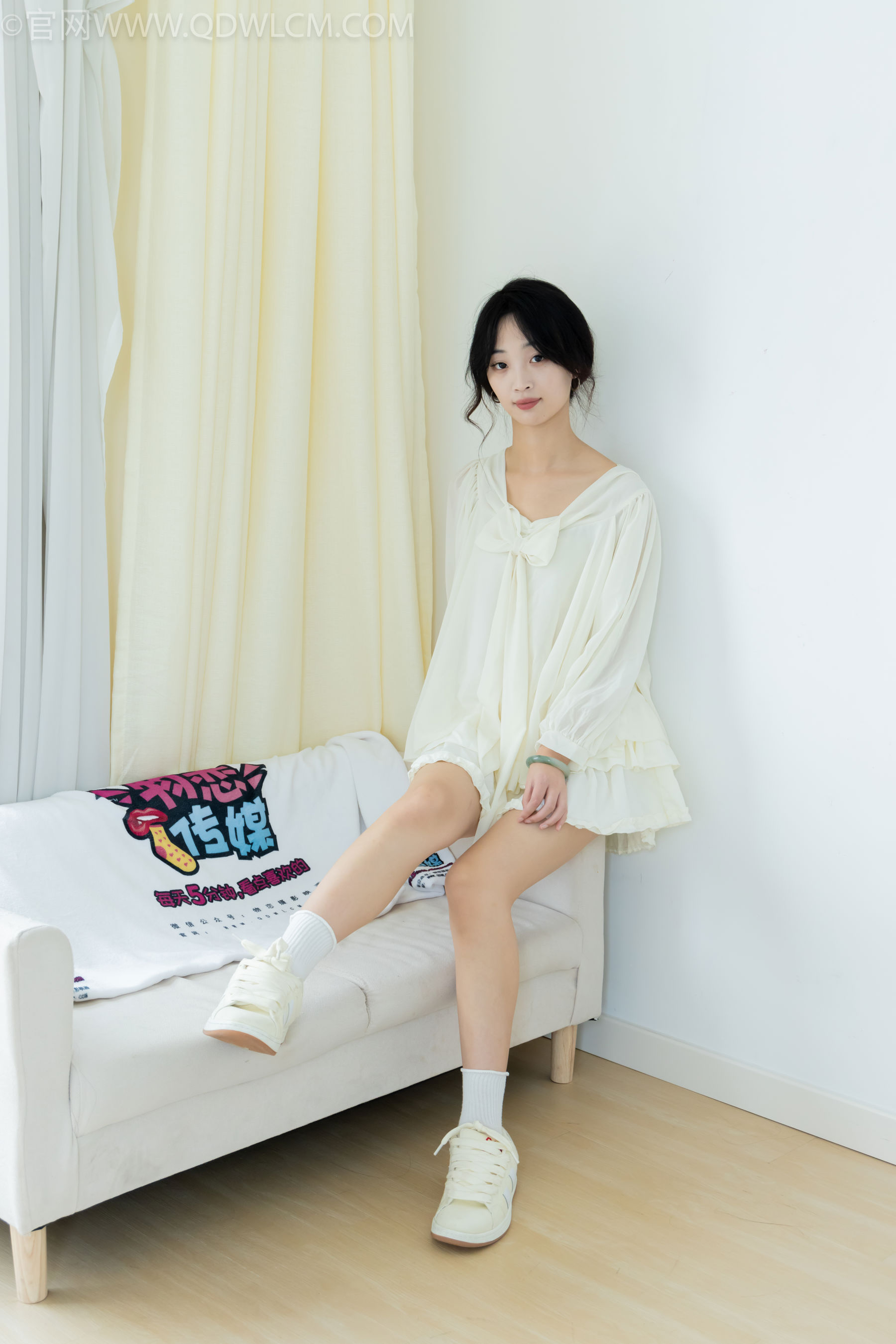 物恋传媒 No.2489 南南 - 板鞋、白棉袜、裸足/(150P)