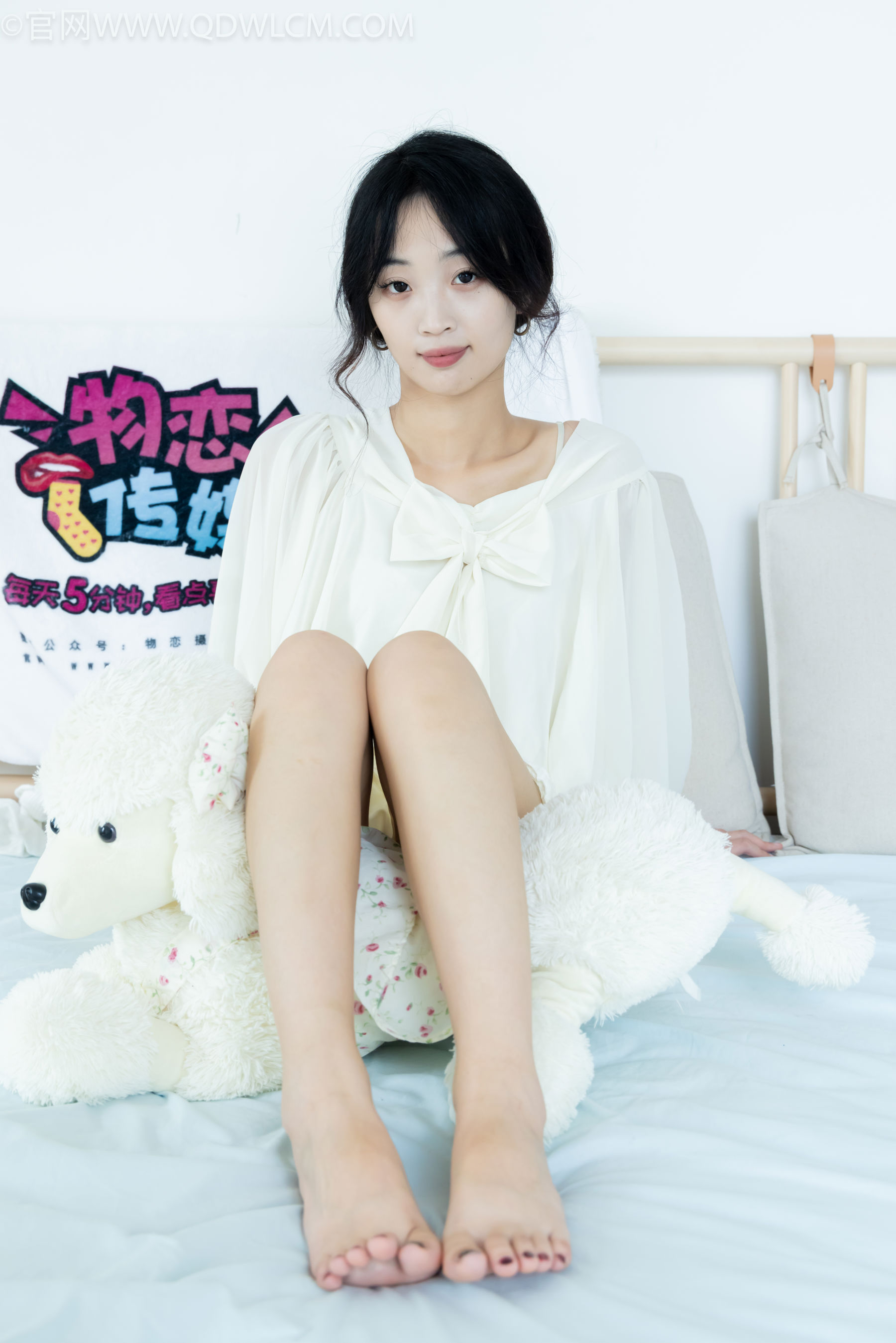 物恋传媒 No.2489 南南 - 板鞋、白棉袜、裸足/(150P)