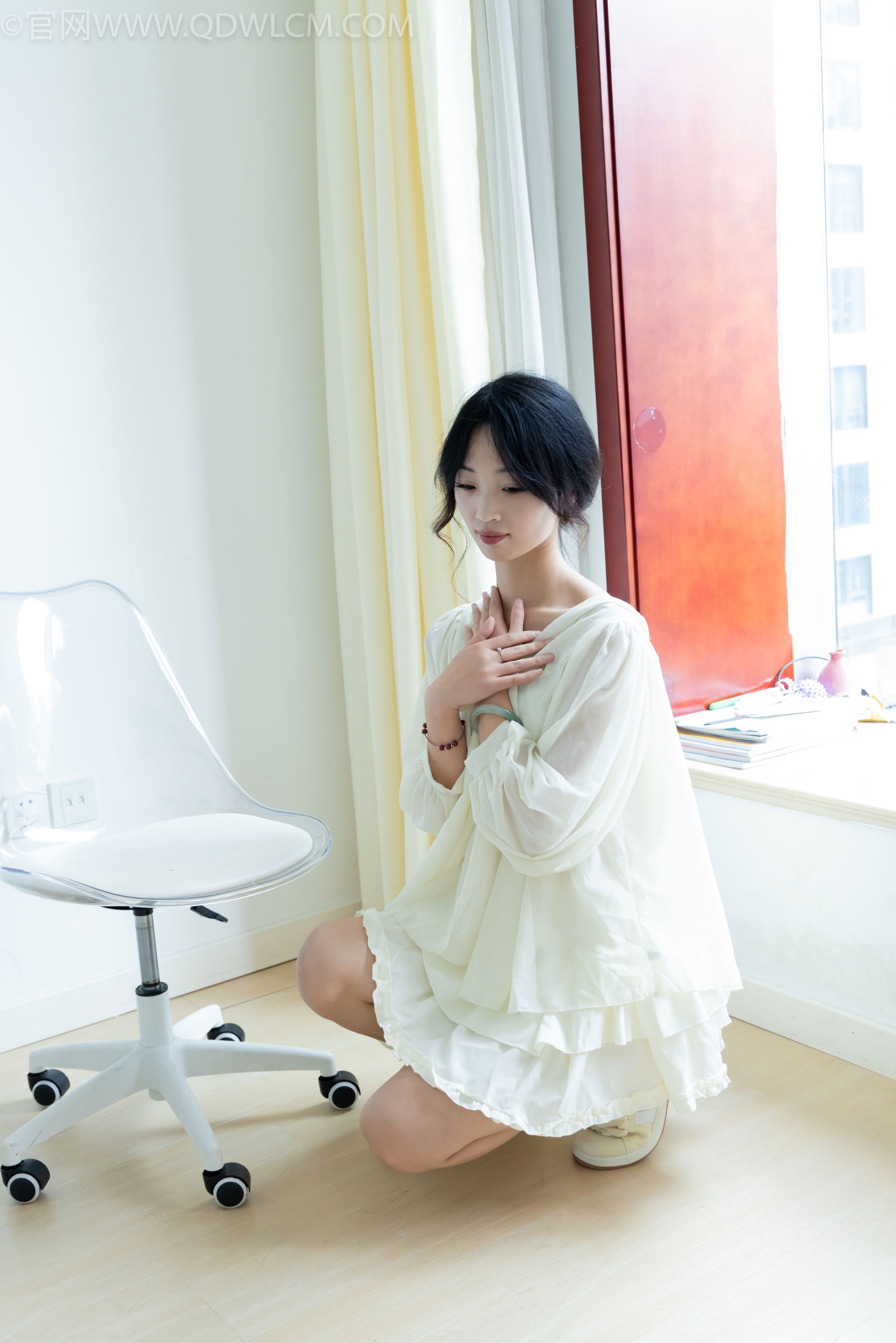 物恋传媒 No.2489 南南 - 板鞋、白棉袜、裸足/(150P)