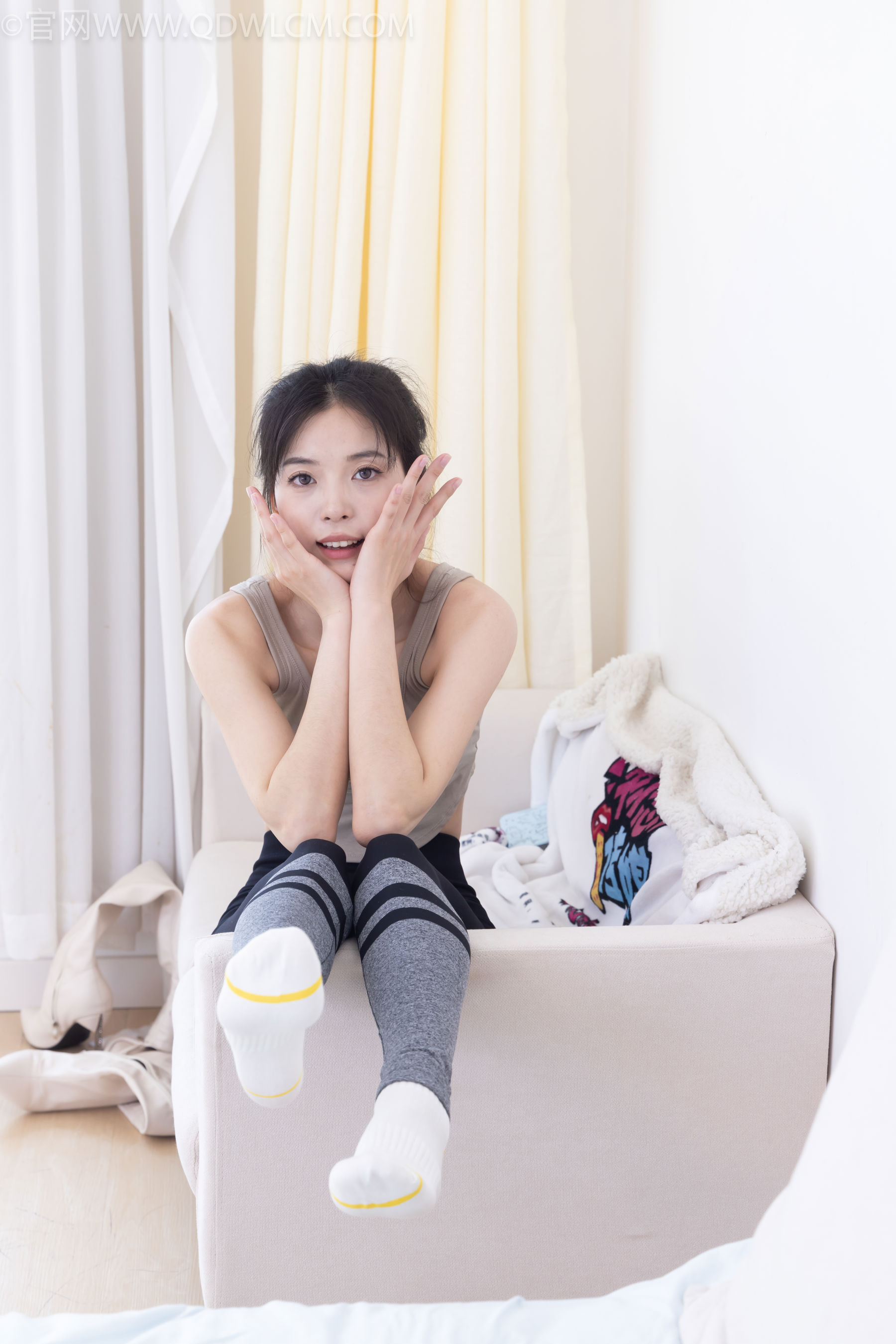 物恋传媒 No.2490 茯苓 - 长靴、白棉袜、裸足/(180P)