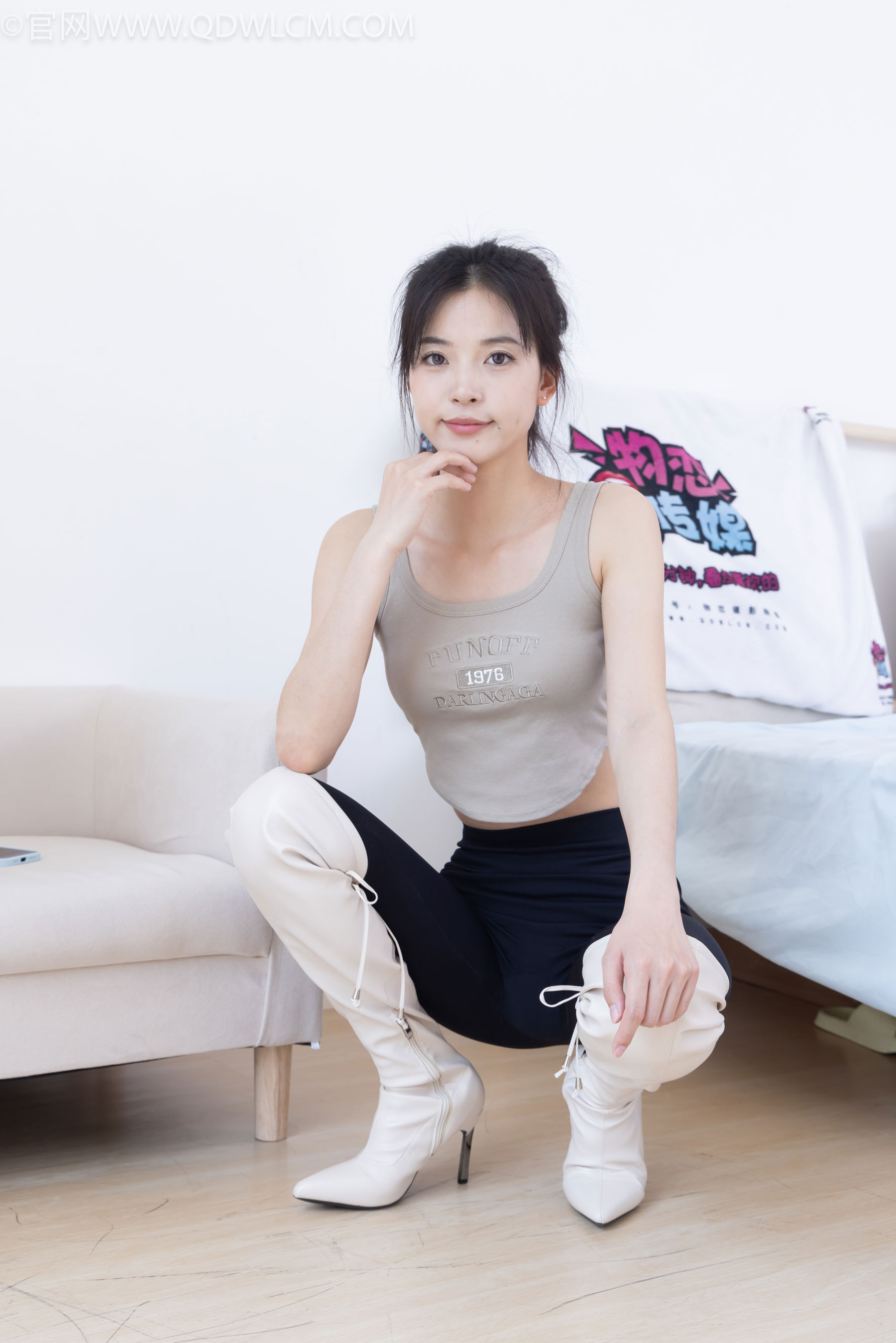 物恋传媒 No.2490 茯苓 - 长靴、白棉袜、裸足/(180P)