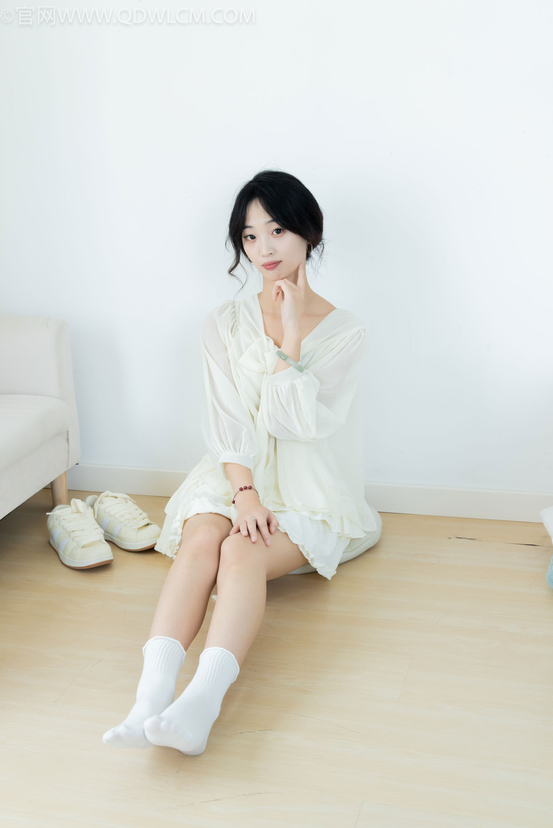 物恋传媒 No.2489 南南 - 板鞋、白棉袜、裸足/(150P)