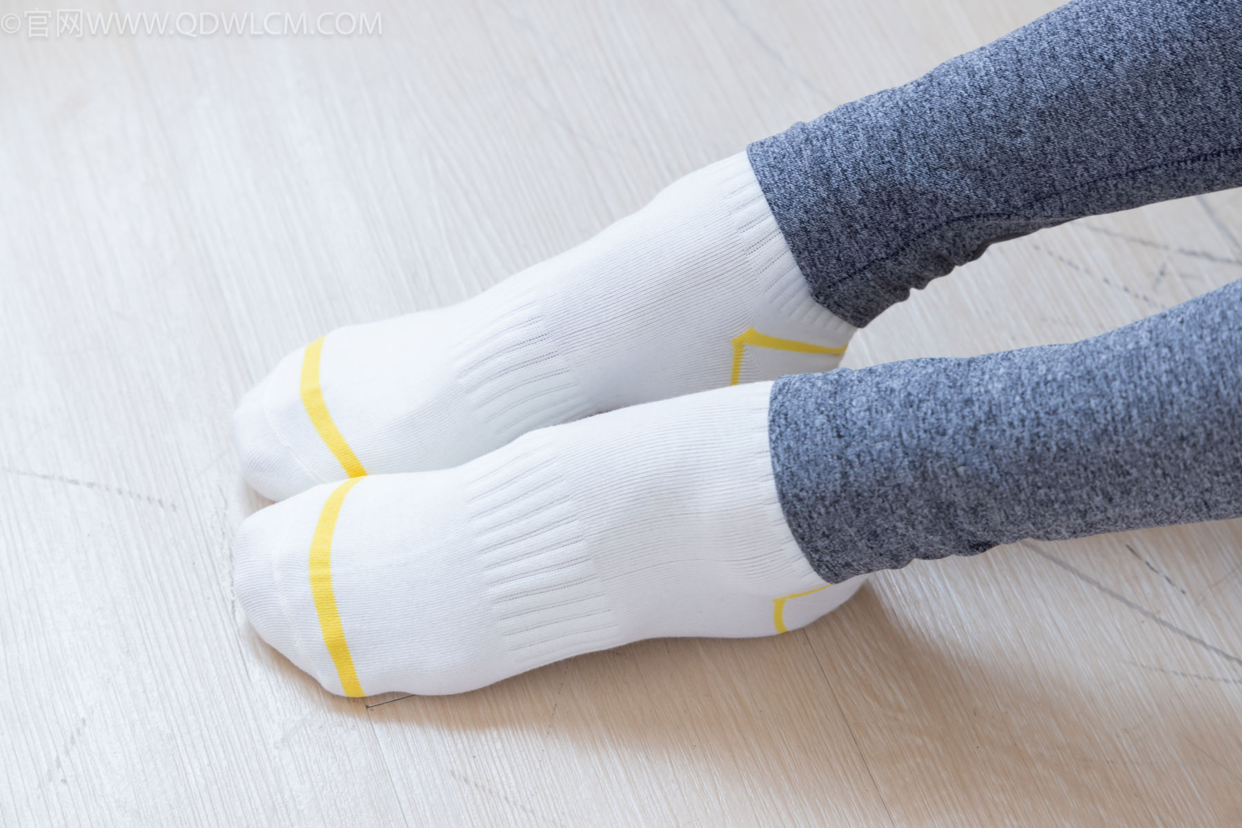 物恋传媒 No.2490 茯苓 - 长靴、白棉袜、裸足/(180P)