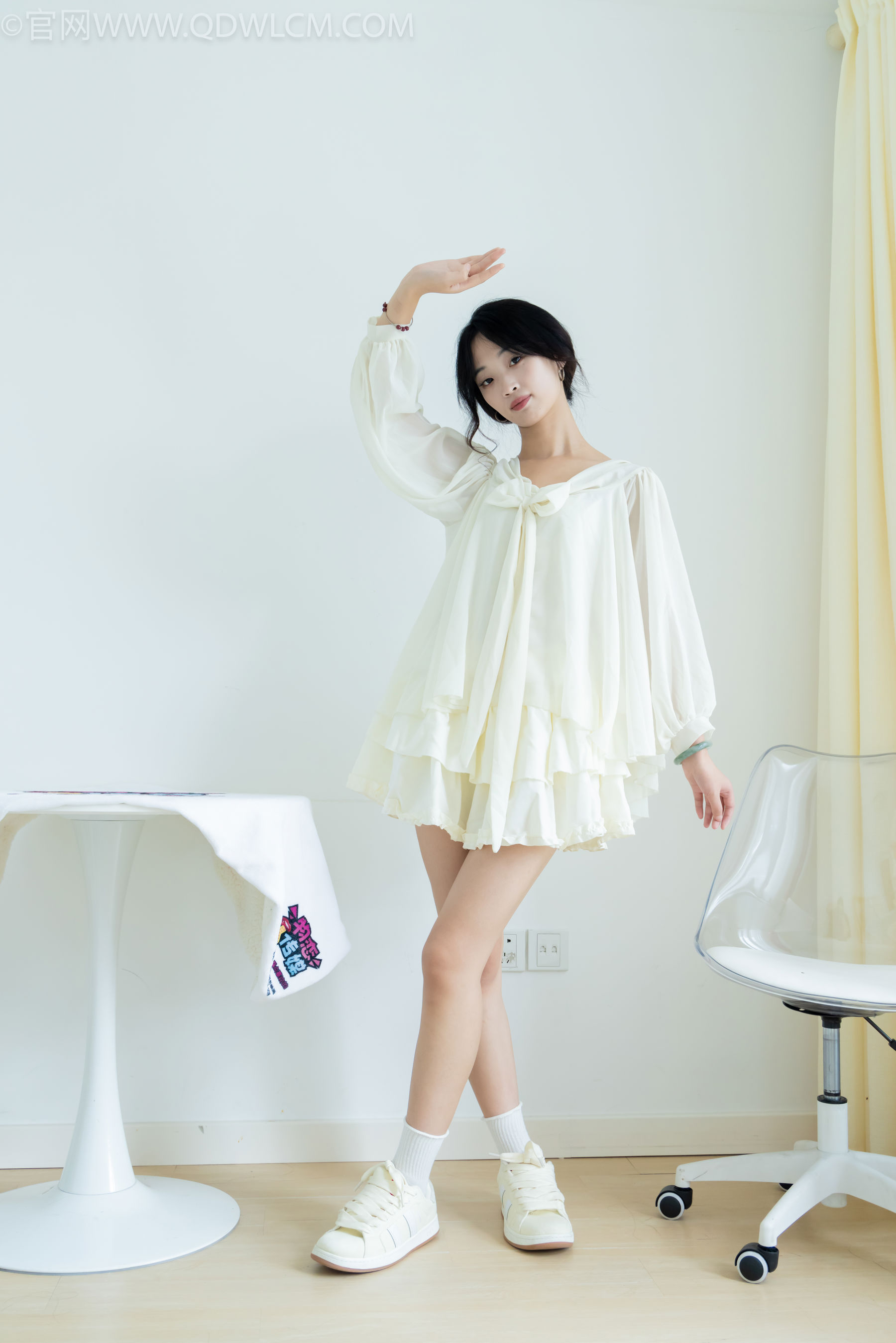 物恋传媒 No.2489 南南 - 板鞋、白棉袜、裸足/(150P)