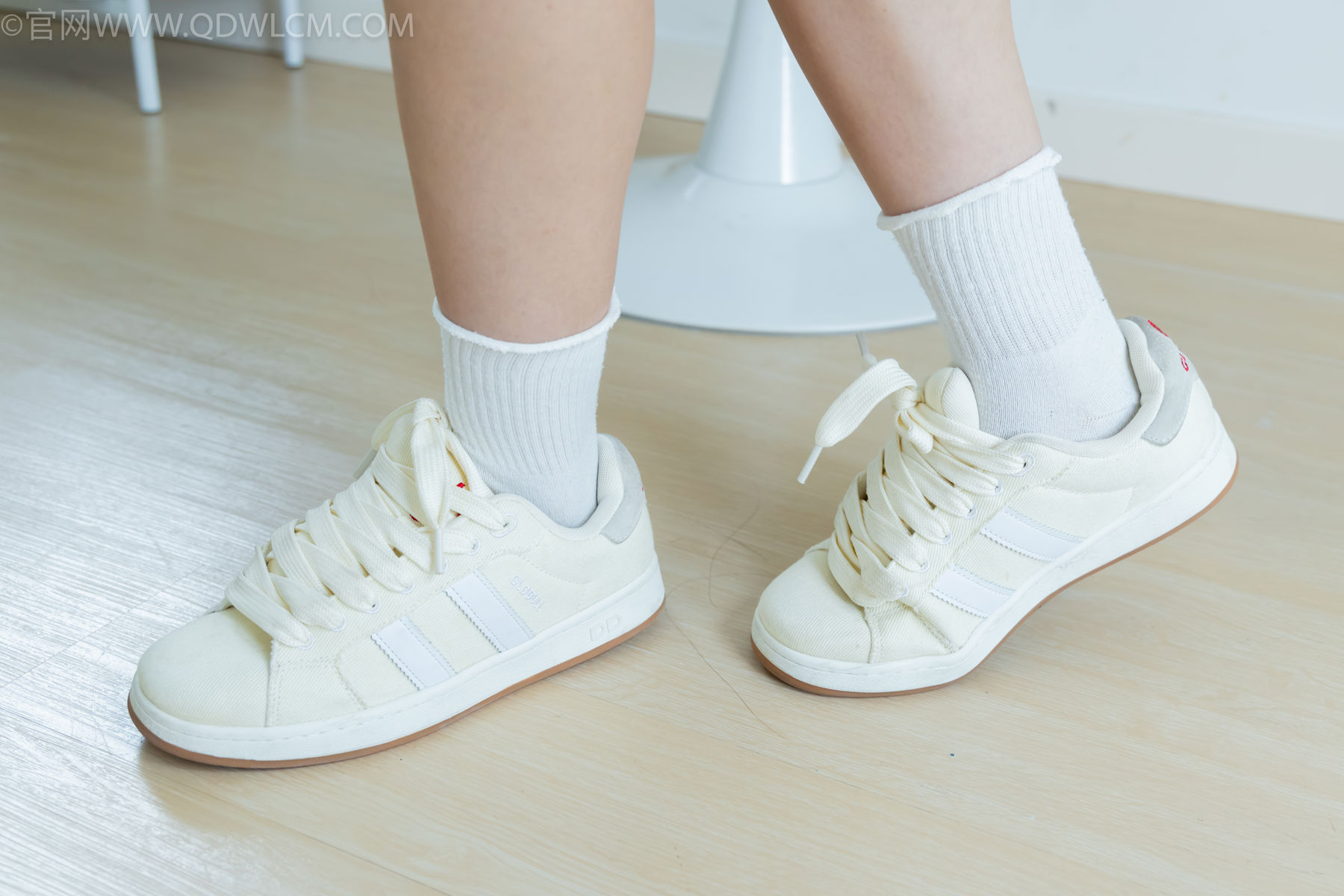 物恋传媒 No.2489 南南 - 板鞋、白棉袜、裸足/(150P)