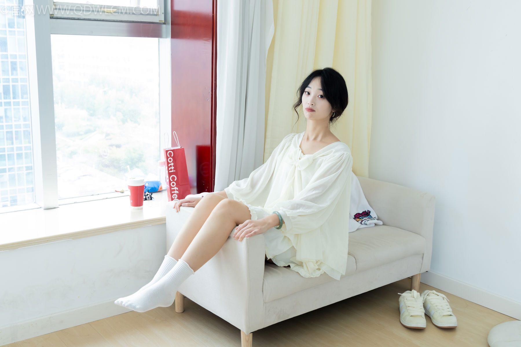 物恋传媒 No.2489 南南 - 板鞋、白棉袜、裸足/(150P)