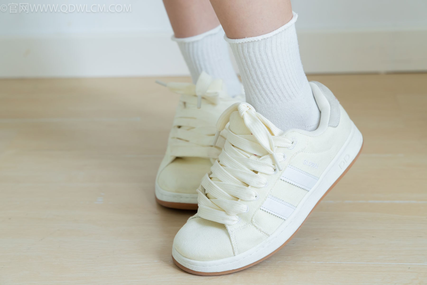 物恋传媒 No.2489 南南 - 板鞋、白棉袜、裸足/(150P)