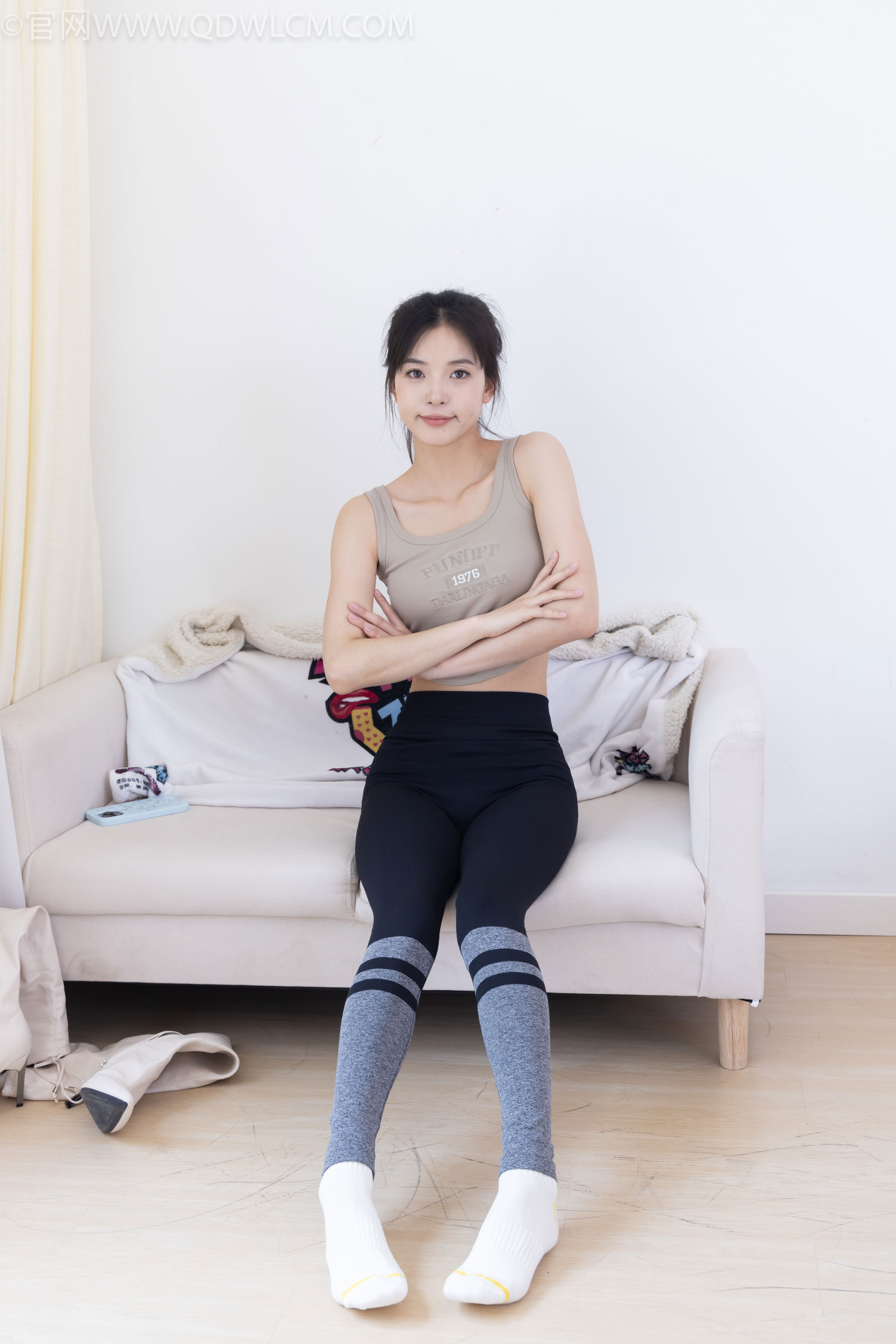 物恋传媒 No.2490 茯苓 - 长靴、白棉袜、裸足/(180P)