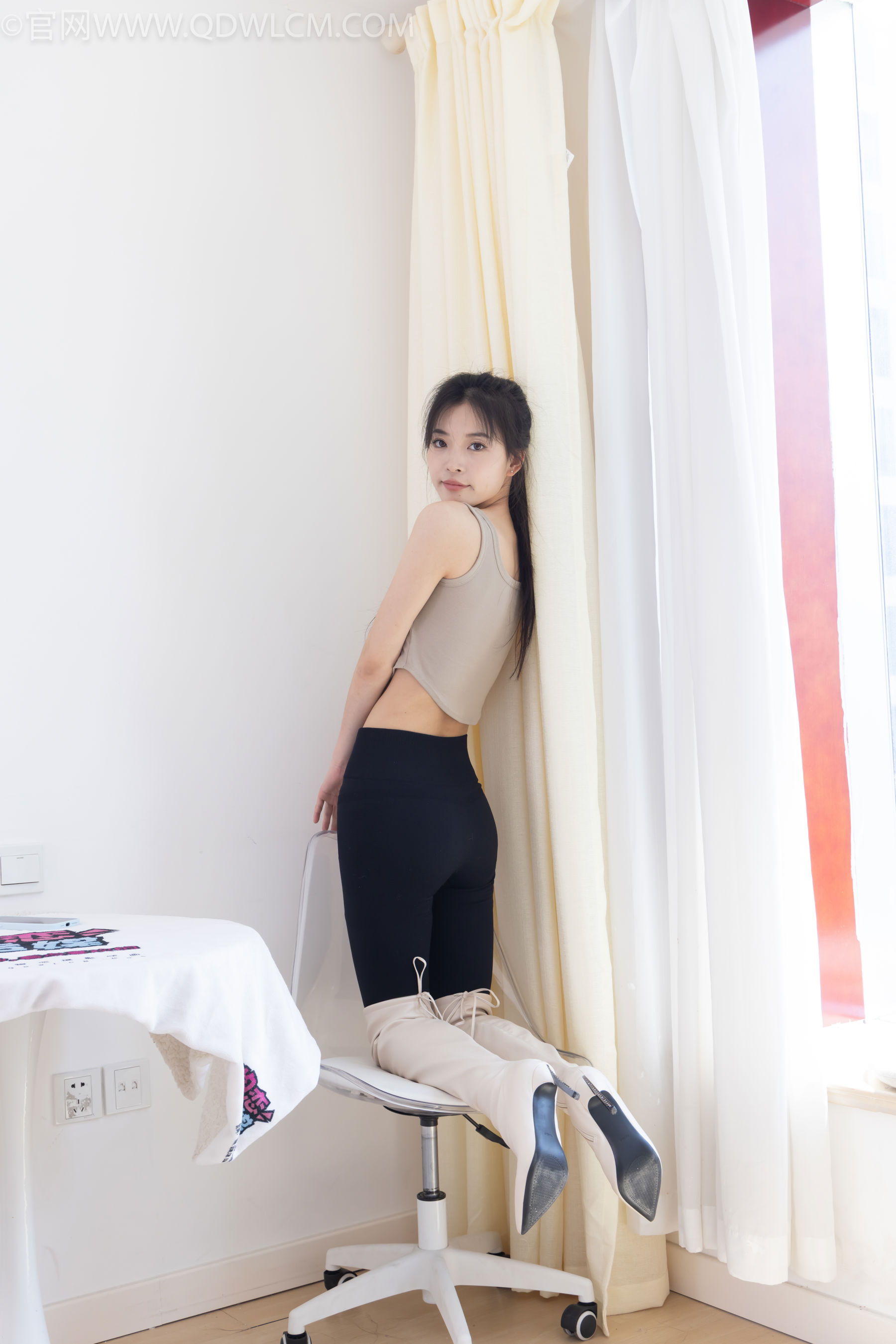 物恋传媒 No.2490 茯苓 - 长靴、白棉袜、裸足/(180P)