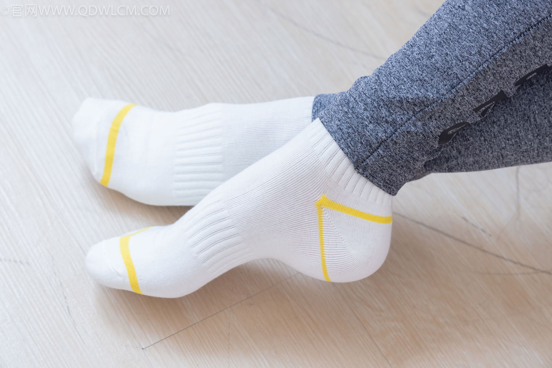 物恋传媒 No.2490 茯苓 - 长靴、白棉袜、裸足/(180P)