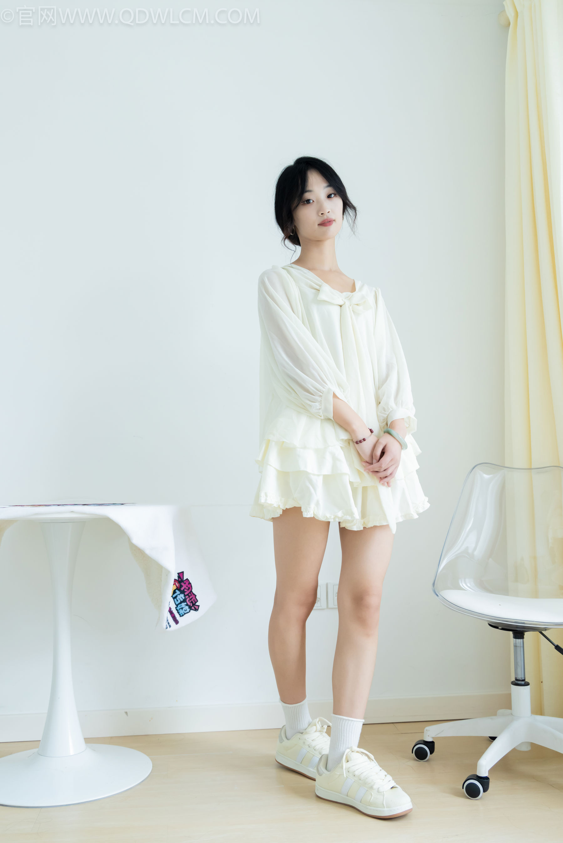 物恋传媒 No.2489 南南 - 板鞋、白棉袜、裸足/(150P)