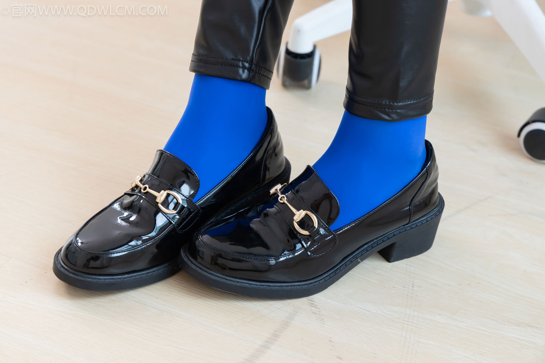 物恋传媒 No.2491 泡泡 - 皮鞋、薄蓝丝、皮裤裤里丝/(190P)