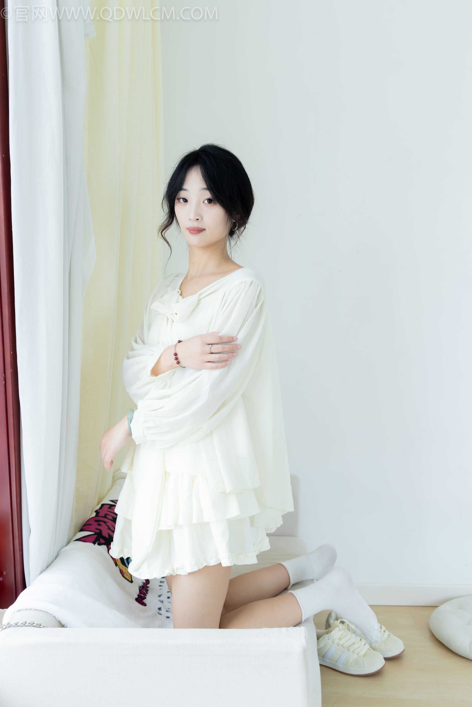 物恋传媒 No.2489 南南 - 板鞋、白棉袜、裸足/(150P)