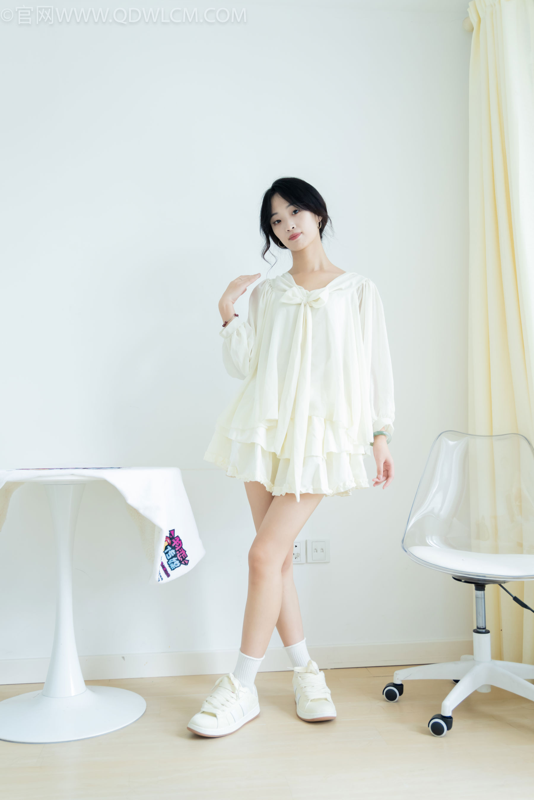 物恋传媒 No.2489 南南 - 板鞋、白棉袜、裸足/(150P)